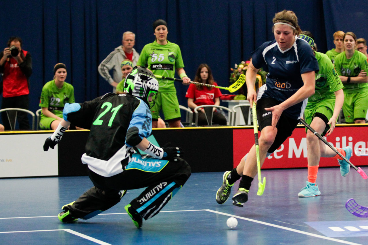Wankdorfhalle (Bern), 25.02.2017, Unihockey Herren KF Ligacup Final, UHC Oekingen - UH Berner Oberland, Franziska Müller (Nr. 2, UHC Oekingen) gewinnnt das Duell gegen Sandra Dähler (Nr. 21, Unihockey Berner Oberland). 

(Claudio Thoma, unihockey-fotos.ch)

Copyright: Claudio Thoma, unihockey-fotos.ch – Dieses Bild wurde durch swiss unihockey lizenziert und darf ausschliesslich auf den Online-Kanälen von swiss unihockey verwendet werden. Die redaktionelle oder kommerzielle Nutzung durch Dritte (Medien, Vereine, Unternehmen oder Privatpersonen) per Download von diesem flickr-Account ist ausgeschlossen. Das Bild kann bei Interesse via unihockey-fotos.ch kostenpflichtig lizenziert werden. unihockey-fotos.ch behält sich vor, fehlbaren Medien, Vereinen, Unternehmen oder Privatpersonen Bilder mit einem Zuschlag in Rechnung zu stellen.
