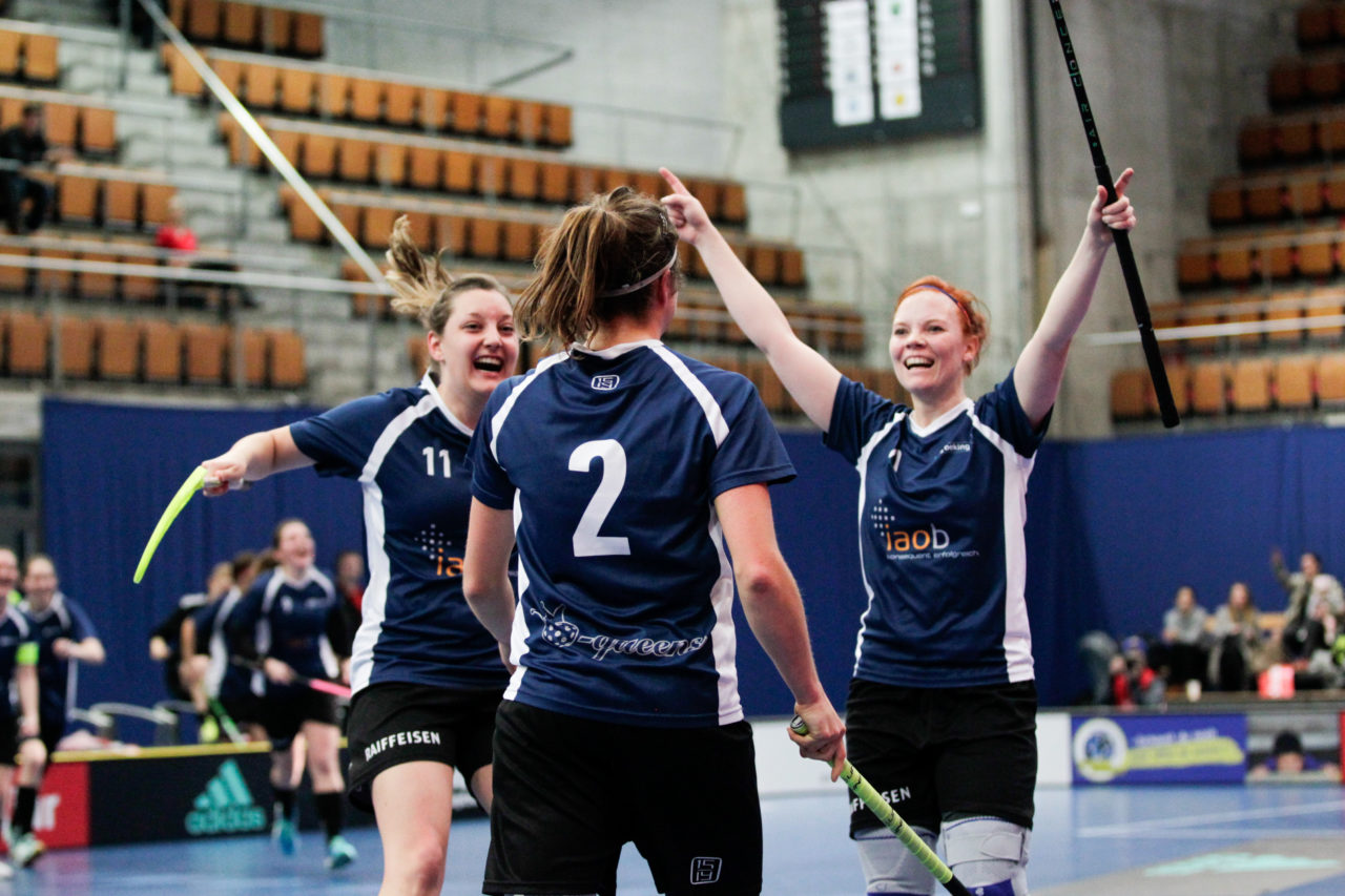 Wankdorfhalle (Bern), 25.02.2017, Unihockey Herren KF Ligacup Final, UHC Oekingen - UH Berner Oberland, Oekinger Jubel. 

(Claudio Thoma, unihockey-fotos.ch)

Copyright: Claudio Thoma, unihockey-fotos.ch – Dieses Bild wurde durch swiss unihockey lizenziert und darf ausschliesslich auf den Online-Kanälen von swiss unihockey verwendet werden. Die redaktionelle oder kommerzielle Nutzung durch Dritte (Medien, Vereine, Unternehmen oder Privatpersonen) per Download von diesem flickr-Account ist ausgeschlossen. Das Bild kann bei Interesse via unihockey-fotos.ch kostenpflichtig lizenziert werden. unihockey-fotos.ch behält sich vor, fehlbaren Medien, Vereinen, Unternehmen oder Privatpersonen Bilder mit einem Zuschlag in Rechnung zu stellen.