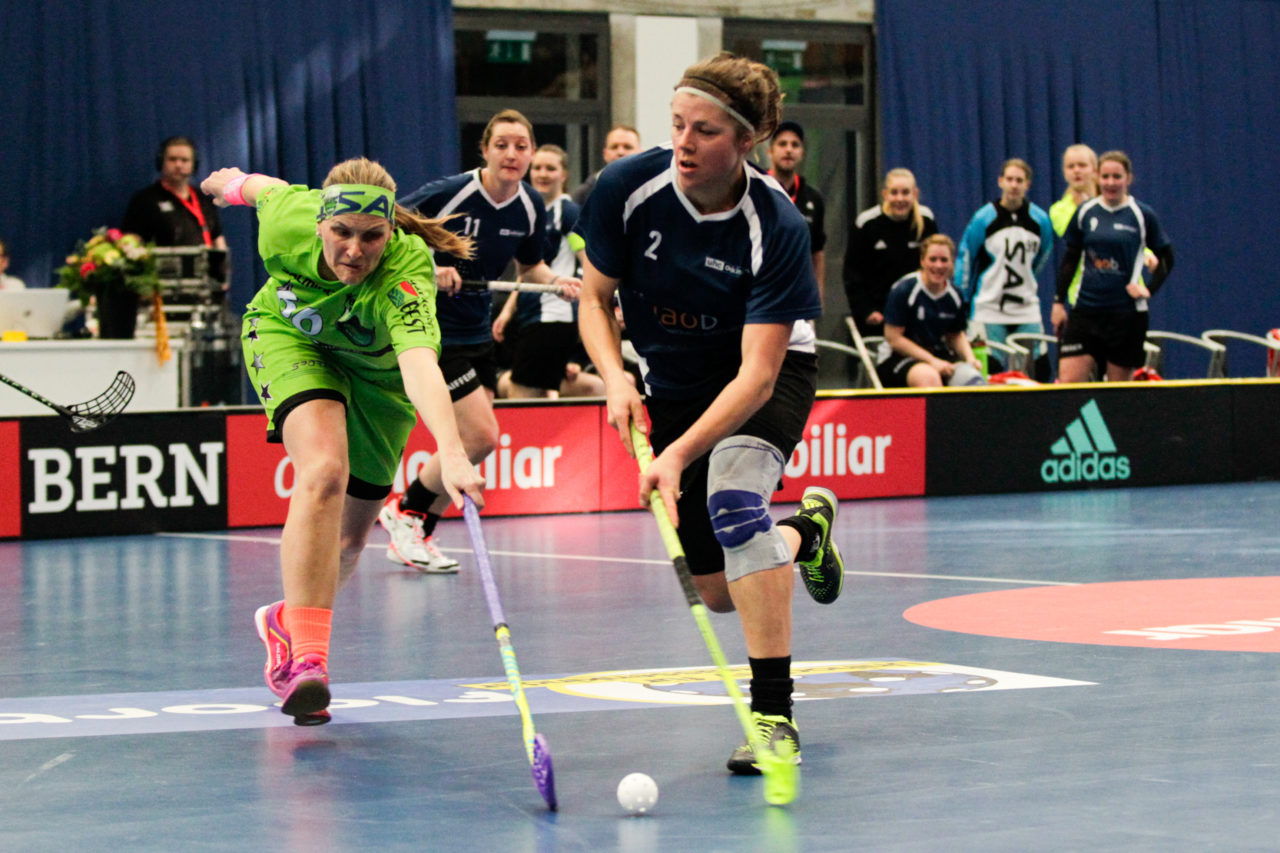 Wankdorfhalle (Bern), 25.02.2017, Unihockey Herren KF Ligacup Final, UHC Oekingen - UH Berner Oberland, Monika Egli (Nr. 66, Unihockey Berner Oberland) versucht Franziska Müller (Nr. 2, UHC Oekingen) zu Blocken. 

(Claudio Thoma, unihockey-fotos.ch)

Copyright: Claudio Thoma, unihockey-fotos.ch – Dieses Bild wurde durch swiss unihockey lizenziert und darf ausschliesslich auf den Online-Kanälen von swiss unihockey verwendet werden. Die redaktionelle oder kommerzielle Nutzung durch Dritte (Medien, Vereine, Unternehmen oder Privatpersonen) per Download von diesem flickr-Account ist ausgeschlossen. Das Bild kann bei Interesse via unihockey-fotos.ch kostenpflichtig lizenziert werden. unihockey-fotos.ch behält sich vor, fehlbaren Medien, Vereinen, Unternehmen oder Privatpersonen Bilder mit einem Zuschlag in Rechnung zu stellen.