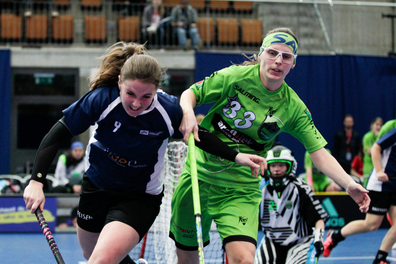 Wankdorfhalle (Bern), 25.02.2017, Unihockey Herren KF Ligacup Final, UHC Oekingen - UH Berner Oberland, Zweikampf zwischen Jessica Vogel (Nr. 9, UHC Oekingen) und Regula Seiler (Nr. 33, Unihockey Berner Oberland). 

(Claudio Thoma, unihockey-fotos.ch)

Copyright: Claudio Thoma, unihockey-fotos.ch – Dieses Bild wurde durch swiss unihockey lizenziert und darf ausschliesslich auf den Online-Kanälen von swiss unihockey verwendet werden. Die redaktionelle oder kommerzielle Nutzung durch Dritte (Medien, Vereine, Unternehmen oder Privatpersonen) per Download von diesem flickr-Account ist ausgeschlossen. Das Bild kann bei Interesse via unihockey-fotos.ch kostenpflichtig lizenziert werden. unihockey-fotos.ch behält sich vor, fehlbaren Medien, Vereinen, Unternehmen oder Privatpersonen Bilder mit einem Zuschlag in Rechnung zu stellen.