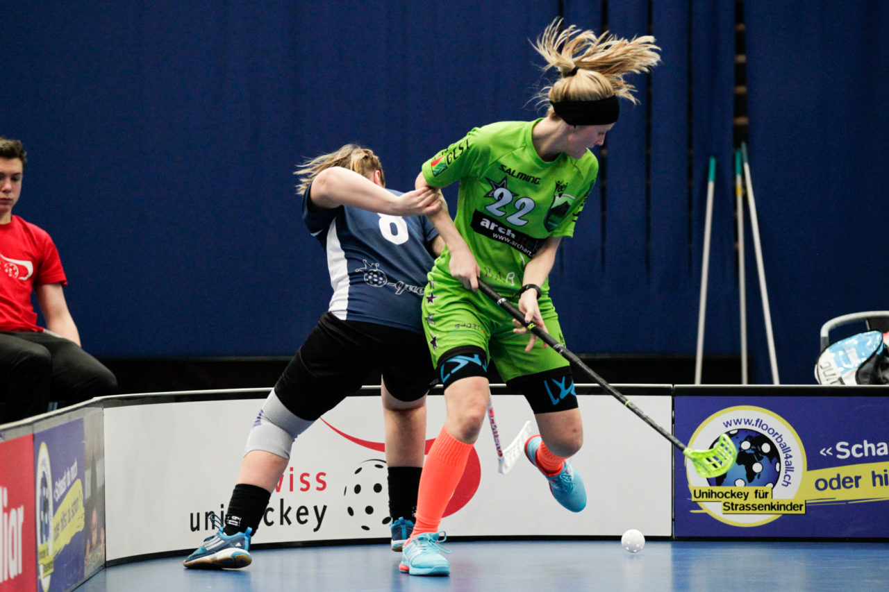 Wankdorfhalle (Bern), 25.02.2017, Unihockey Herren KF Ligacup Final, UHC Oekingen - UH Berner Oberland, Zweikampf zwischen Angela Schäfer (Nr. 22, Unihockey Berner Oberland) und Corinne Vez (Nr. 8, UHC Oekingen). 

(Claudio Thoma, unihockey-fotos.ch)

Copyright: Claudio Thoma, unihockey-fotos.ch – Dieses Bild wurde durch swiss unihockey lizenziert und darf ausschliesslich auf den Online-Kanälen von swiss unihockey verwendet werden. Die redaktionelle oder kommerzielle Nutzung durch Dritte (Medien, Vereine, Unternehmen oder Privatpersonen) per Download von diesem flickr-Account ist ausgeschlossen. Das Bild kann bei Interesse via unihockey-fotos.ch kostenpflichtig lizenziert werden. unihockey-fotos.ch behält sich vor, fehlbaren Medien, Vereinen, Unternehmen oder Privatpersonen Bilder mit einem Zuschlag in Rechnung zu stellen.