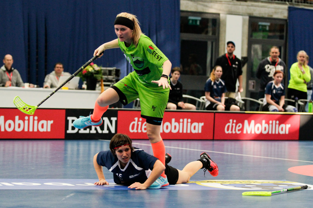 Wankdorfhalle (Bern), 25.02.2017, Unihockey Herren KF Ligacup Final, UHC Oekingen - UH Berner Oberland, Angela Schäfer (Nr. 22, Unihockey Berner Oberland) bringt Alice Roth (Nr. 15, UHC Oekingen) zu Boden. 

(Claudio Thoma, unihockey-fotos.ch)

Copyright: Claudio Thoma, unihockey-fotos.ch – Dieses Bild wurde durch swiss unihockey lizenziert und darf ausschliesslich auf den Online-Kanälen von swiss unihockey verwendet werden. Die redaktionelle oder kommerzielle Nutzung durch Dritte (Medien, Vereine, Unternehmen oder Privatpersonen) per Download von diesem flickr-Account ist ausgeschlossen. Das Bild kann bei Interesse via unihockey-fotos.ch kostenpflichtig lizenziert werden. unihockey-fotos.ch behält sich vor, fehlbaren Medien, Vereinen, Unternehmen oder Privatpersonen Bilder mit einem Zuschlag in Rechnung zu stellen.