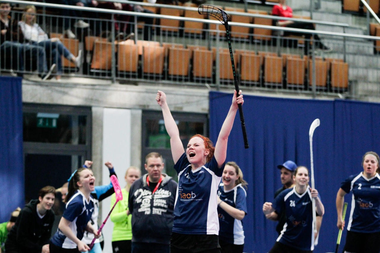 Wankdorfhalle (Bern), 25.02.2017, Unihockey Herren KF Ligacup Final, UHC Oekingen - UH Berner Oberland, Miriam Jäggi (Nr. 10, UHC Oekingen) jubelt nach ihrem Treffer. 

(Claudio Thoma, unihockey-fotos.ch)

Copyright: Claudio Thoma, unihockey-fotos.ch – Dieses Bild wurde durch swiss unihockey lizenziert und darf ausschliesslich auf den Online-Kanälen von swiss unihockey verwendet werden. Die redaktionelle oder kommerzielle Nutzung durch Dritte (Medien, Vereine, Unternehmen oder Privatpersonen) per Download von diesem flickr-Account ist ausgeschlossen. Das Bild kann bei Interesse via unihockey-fotos.ch kostenpflichtig lizenziert werden. unihockey-fotos.ch behält sich vor, fehlbaren Medien, Vereinen, Unternehmen oder Privatpersonen Bilder mit einem Zuschlag in Rechnung zu stellen.