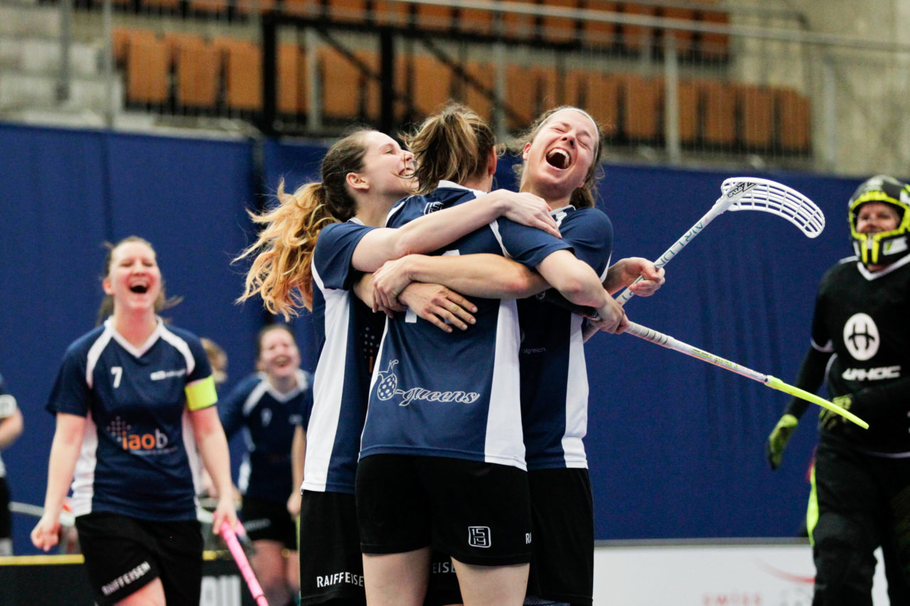 Wankdorfhalle (Bern), 25.02.2017, Unihockey Herren KF Ligacup Final, UHC Oekingen - UH Berner Oberland, Oekinger Jubel. 

(Claudio Thoma, unihockey-fotos.ch)

Copyright: Claudio Thoma, unihockey-fotos.ch – Dieses Bild wurde durch swiss unihockey lizenziert und darf ausschliesslich auf den Online-Kanälen von swiss unihockey verwendet werden. Die redaktionelle oder kommerzielle Nutzung durch Dritte (Medien, Vereine, Unternehmen oder Privatpersonen) per Download von diesem flickr-Account ist ausgeschlossen. Das Bild kann bei Interesse via unihockey-fotos.ch kostenpflichtig lizenziert werden. unihockey-fotos.ch behält sich vor, fehlbaren Medien, Vereinen, Unternehmen oder Privatpersonen Bilder mit einem Zuschlag in Rechnung zu stellen.