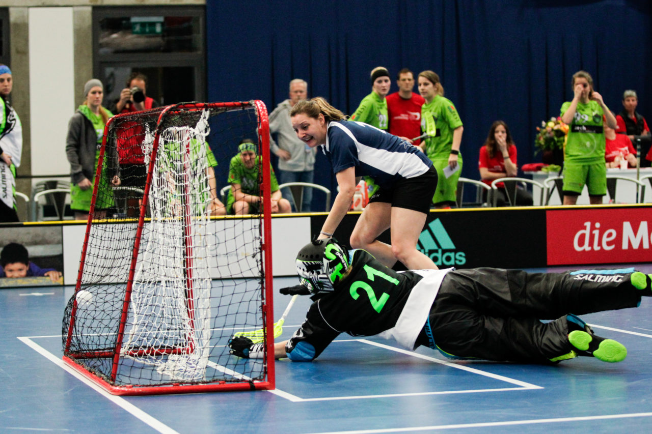 Wankdorfhalle (Bern), 25.02.2017, Unihockey Herren KF Ligacup Final, UHC Oekingen - UH Berner Oberland, Corinne Krähenbühl (Nr. 11, UHC Oekingen) trifft gegen Sandra Dähler (Nr. 21, Unihockey Berner Oberland).  

(Claudio Thoma, unihockey-fotos.ch)

Copyright: Claudio Thoma, unihockey-fotos.ch – Dieses Bild wurde durch swiss unihockey lizenziert und darf ausschliesslich auf den Online-Kanälen von swiss unihockey verwendet werden. Die redaktionelle oder kommerzielle Nutzung durch Dritte (Medien, Vereine, Unternehmen oder Privatpersonen) per Download von diesem flickr-Account ist ausgeschlossen. Das Bild kann bei Interesse via unihockey-fotos.ch kostenpflichtig lizenziert werden. unihockey-fotos.ch behält sich vor, fehlbaren Medien, Vereinen, Unternehmen oder Privatpersonen Bilder mit einem Zuschlag in Rechnung zu stellen.