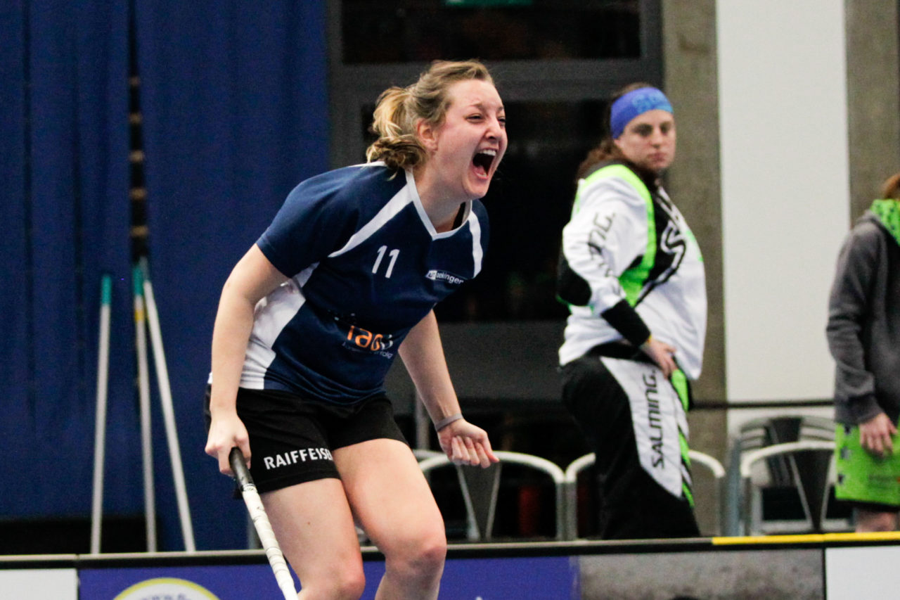 Wankdorfhalle (Bern), 25.02.2017, Unihockey Herren KF Ligacup Final, UHC Oekingen - UH Berner Oberland, Sandra Dähler (Nr. 21, Unihockey Berner Oberland) bejubelt ihren Treffer. 

(Claudio Thoma, unihockey-fotos.ch)

Copyright: Claudio Thoma, unihockey-fotos.ch – Dieses Bild wurde durch swiss unihockey lizenziert und darf ausschliesslich auf den Online-Kanälen von swiss unihockey verwendet werden. Die redaktionelle oder kommerzielle Nutzung durch Dritte (Medien, Vereine, Unternehmen oder Privatpersonen) per Download von diesem flickr-Account ist ausgeschlossen. Das Bild kann bei Interesse via unihockey-fotos.ch kostenpflichtig lizenziert werden. unihockey-fotos.ch behält sich vor, fehlbaren Medien, Vereinen, Unternehmen oder Privatpersonen Bilder mit einem Zuschlag in Rechnung zu stellen.