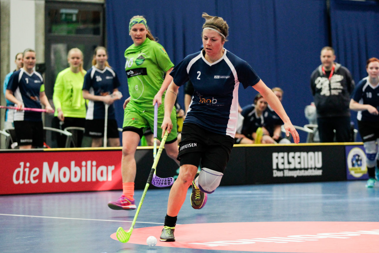 Wankdorfhalle (Bern), 25.02.2017, Unihockey Herren KF Ligacup Final, UHC Oekingen - UH Berner Oberland, Franziska Müller (Nr. 2, UHC Oekingen) mit Zug nach vorne. 

(Claudio Thoma, unihockey-fotos.ch)

Copyright: Claudio Thoma, unihockey-fotos.ch – Dieses Bild wurde durch swiss unihockey lizenziert und darf ausschliesslich auf den Online-Kanälen von swiss unihockey verwendet werden. Die redaktionelle oder kommerzielle Nutzung durch Dritte (Medien, Vereine, Unternehmen oder Privatpersonen) per Download von diesem flickr-Account ist ausgeschlossen. Das Bild kann bei Interesse via unihockey-fotos.ch kostenpflichtig lizenziert werden. unihockey-fotos.ch behält sich vor, fehlbaren Medien, Vereinen, Unternehmen oder Privatpersonen Bilder mit einem Zuschlag in Rechnung zu stellen.