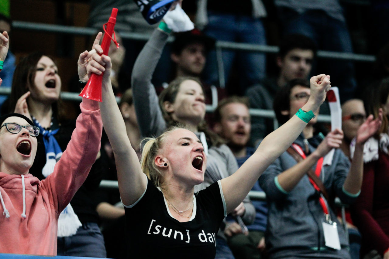 Wankdorfhalle (Bern), 25.02.2017, Unihockey Herren KF Ligacup Final, UHC Oekingen - UH Berner Oberland, Oekinger Fans. 

(Claudio Thoma, unihockey-fotos.ch)

Copyright: Claudio Thoma, unihockey-fotos.ch – Dieses Bild wurde durch swiss unihockey lizenziert und darf ausschliesslich auf den Online-Kanälen von swiss unihockey verwendet werden. Die redaktionelle oder kommerzielle Nutzung durch Dritte (Medien, Vereine, Unternehmen oder Privatpersonen) per Download von diesem flickr-Account ist ausgeschlossen. Das Bild kann bei Interesse via unihockey-fotos.ch kostenpflichtig lizenziert werden. unihockey-fotos.ch behält sich vor, fehlbaren Medien, Vereinen, Unternehmen oder Privatpersonen Bilder mit einem Zuschlag in Rechnung zu stellen.