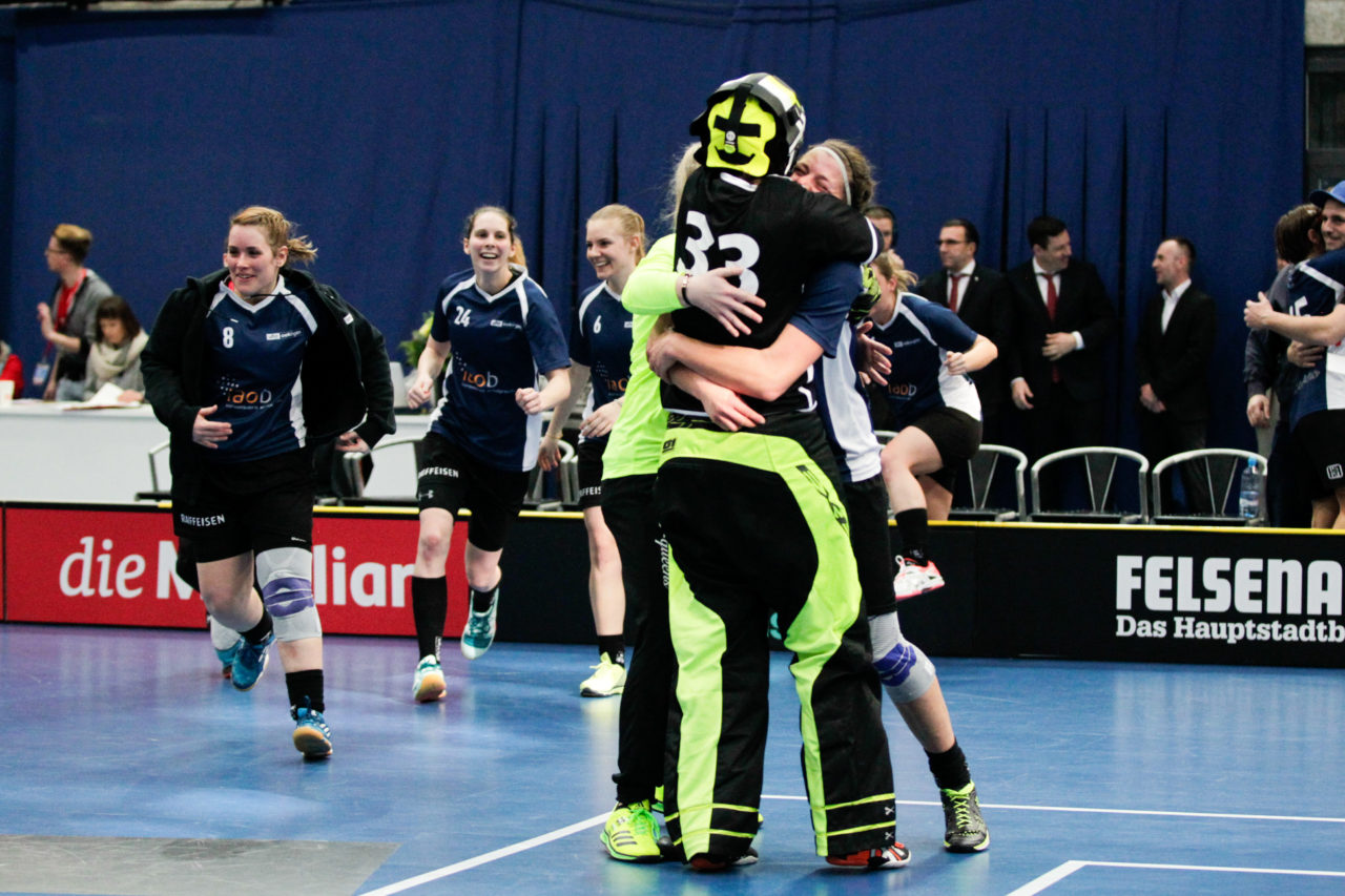Wankdorfhalle (Bern), 25.02.2017, Unihockey Herren KF Ligacup Final, UHC Oekingen - UH Berner Oberland,  Oekingen ist Ligacup-Sieger.

(Claudio Thoma, unihockey-fotos.ch)

Copyright: Claudio Thoma, unihockey-fotos.ch – Dieses Bild wurde durch swiss unihockey lizenziert und darf ausschliesslich auf den Online-Kanälen von swiss unihockey verwendet werden. Die redaktionelle oder kommerzielle Nutzung durch Dritte (Medien, Vereine, Unternehmen oder Privatpersonen) per Download von diesem flickr-Account ist ausgeschlossen. Das Bild kann bei Interesse via unihockey-fotos.ch kostenpflichtig lizenziert werden. unihockey-fotos.ch behält sich vor, fehlbaren Medien, Vereinen, Unternehmen oder Privatpersonen Bilder mit einem Zuschlag in Rechnung zu stellen.