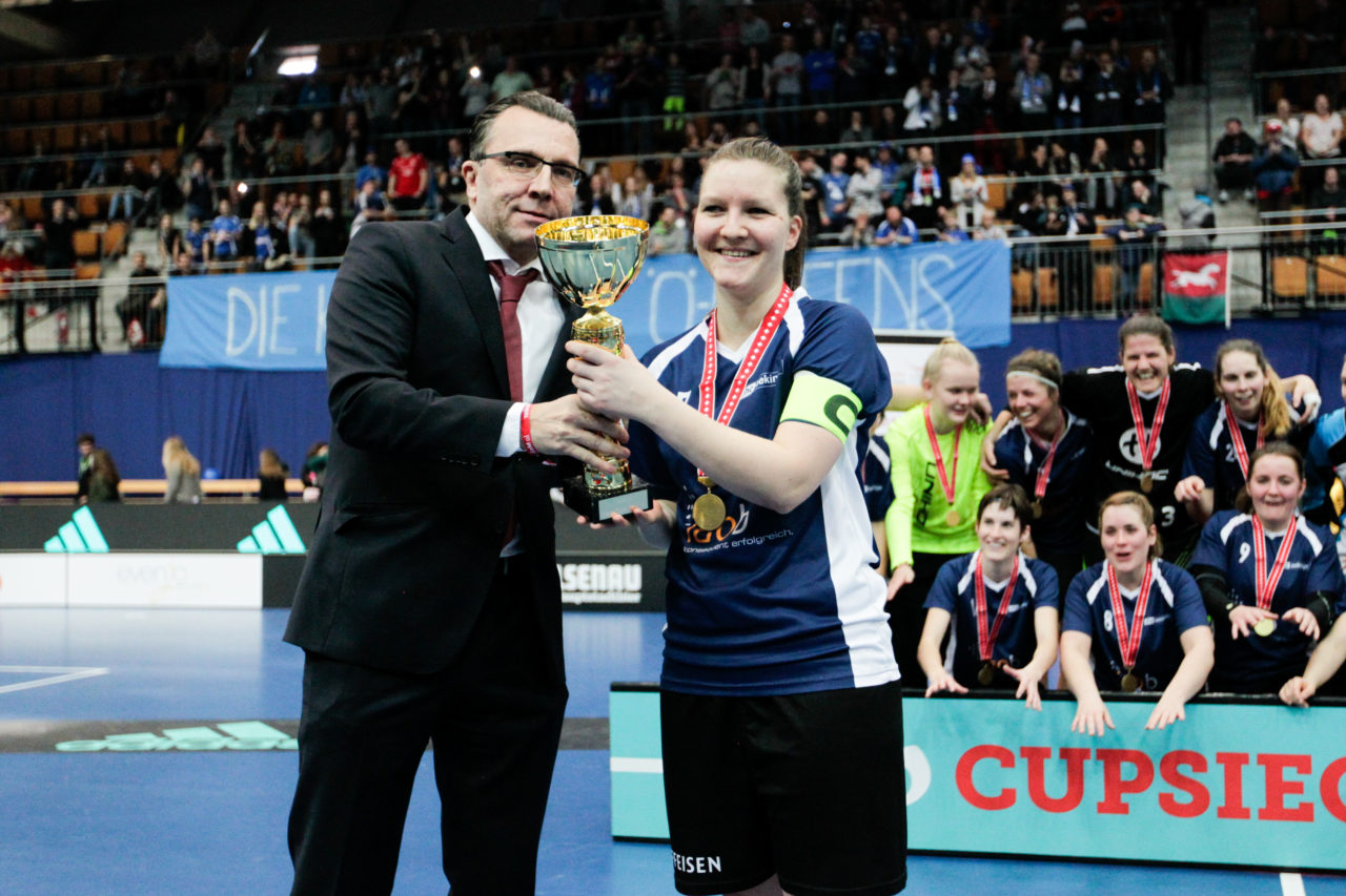 Wankdorfhalle (Bern), 25.02.2017, Unihockey Herren KF Ligacup Final, UHC Oekingen - UH Berner Oberland, Daniel Bareis uebergibt Manuela Brunner (Nr. 7, UHC Oekingen) den Pokal. 

(Claudio Thoma, unihockey-fotos.ch)

Copyright: Claudio Thoma, unihockey-fotos.ch – Dieses Bild wurde durch swiss unihockey lizenziert und darf ausschliesslich auf den Online-Kanälen von swiss unihockey verwendet werden. Die redaktionelle oder kommerzielle Nutzung durch Dritte (Medien, Vereine, Unternehmen oder Privatpersonen) per Download von diesem flickr-Account ist ausgeschlossen. Das Bild kann bei Interesse via unihockey-fotos.ch kostenpflichtig lizenziert werden. unihockey-fotos.ch behält sich vor, fehlbaren Medien, Vereinen, Unternehmen oder Privatpersonen Bilder mit einem Zuschlag in Rechnung zu stellen.