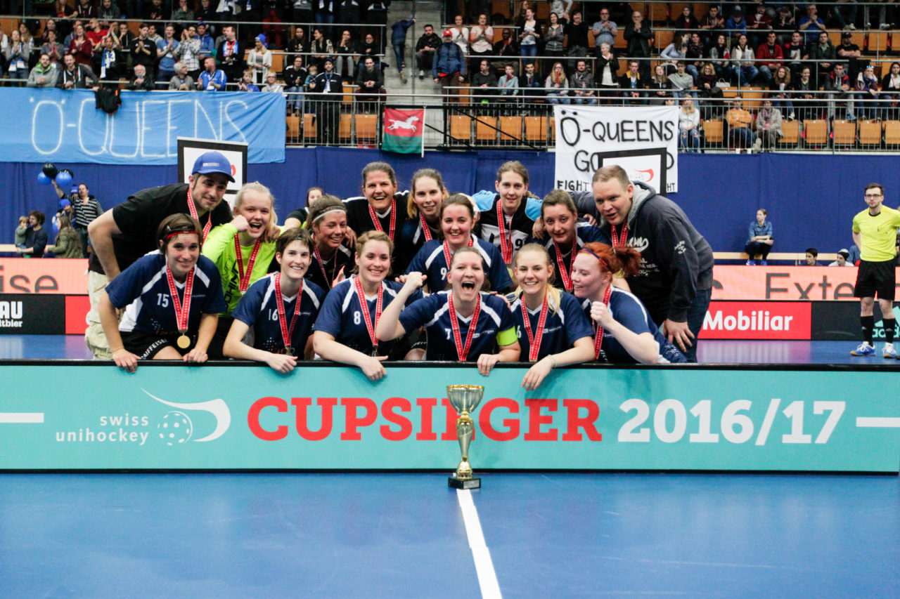 Wankdorfhalle (Bern), 25.02.2017, Unihockey Herren KF Ligacup Final, UHC Oekingen - UH Berner Oberland, UHC Oekingen Ligacup-Sieger 2017. 

(Claudio Thoma, unihockey-fotos.ch)

Copyright: Claudio Thoma, unihockey-fotos.ch – Dieses Bild wurde durch swiss unihockey lizenziert und darf ausschliesslich auf den Online-Kanälen von swiss unihockey verwendet werden. Die redaktionelle oder kommerzielle Nutzung durch Dritte (Medien, Vereine, Unternehmen oder Privatpersonen) per Download von diesem flickr-Account ist ausgeschlossen. Das Bild kann bei Interesse via unihockey-fotos.ch kostenpflichtig lizenziert werden. unihockey-fotos.ch behält sich vor, fehlbaren Medien, Vereinen, Unternehmen oder Privatpersonen Bilder mit einem Zuschlag in Rechnung zu stellen.