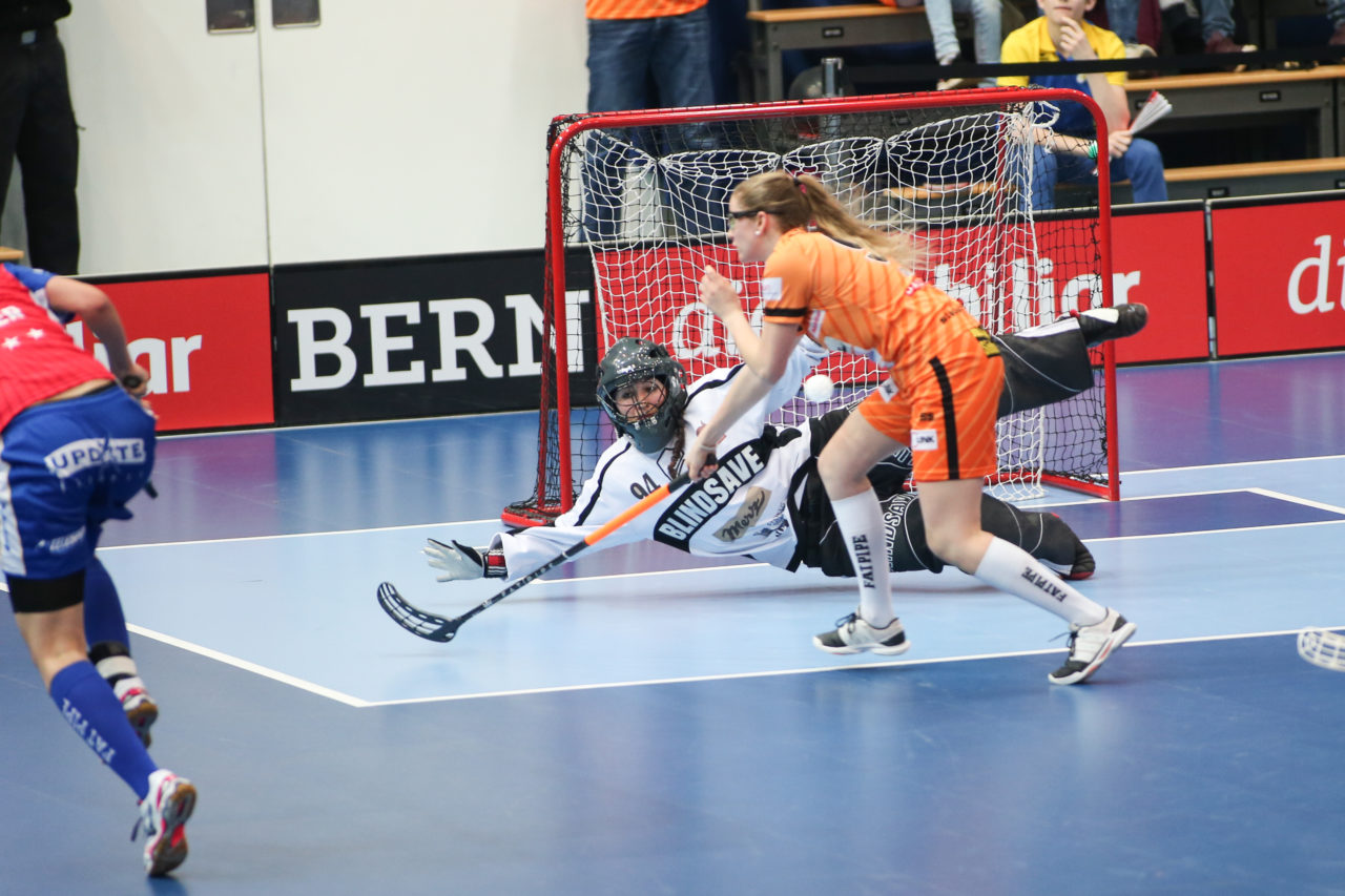 Wankdorfhalle (Bern), 25.02.2017, Unihockey Damen GF Schweizer Cup Final, UHC Dietlikon - Piranha Chur, Lara Heini (Nr. 94, piranha chur)

(Severin Binkert, unihockey-fotos.ch)

Copyright: Severin Binkert, unihockey-fotos.ch – Dieses Bild wurde durch swiss unihockey lizenziert und darf ausschliesslich auf den Online-Kanälen von swiss unihockey verwendet werden. Die redaktionelle oder kommerzielle Nutzung durch Dritte (Medien, Vereine, Unternehmen oder Privatpersonen) per Download von diesem flickr-Account ist ausgeschlossen. Das Bild kann bei Interesse via unihockey-fotos.ch kostenpflichtig lizenziert werden. unihockey-fotos.ch behält sich vor, fehlbaren Medien, Vereinen, Unternehmen oder Privatpersonen Bilder mit einem Zuschlag in Rechnung zu stellen.