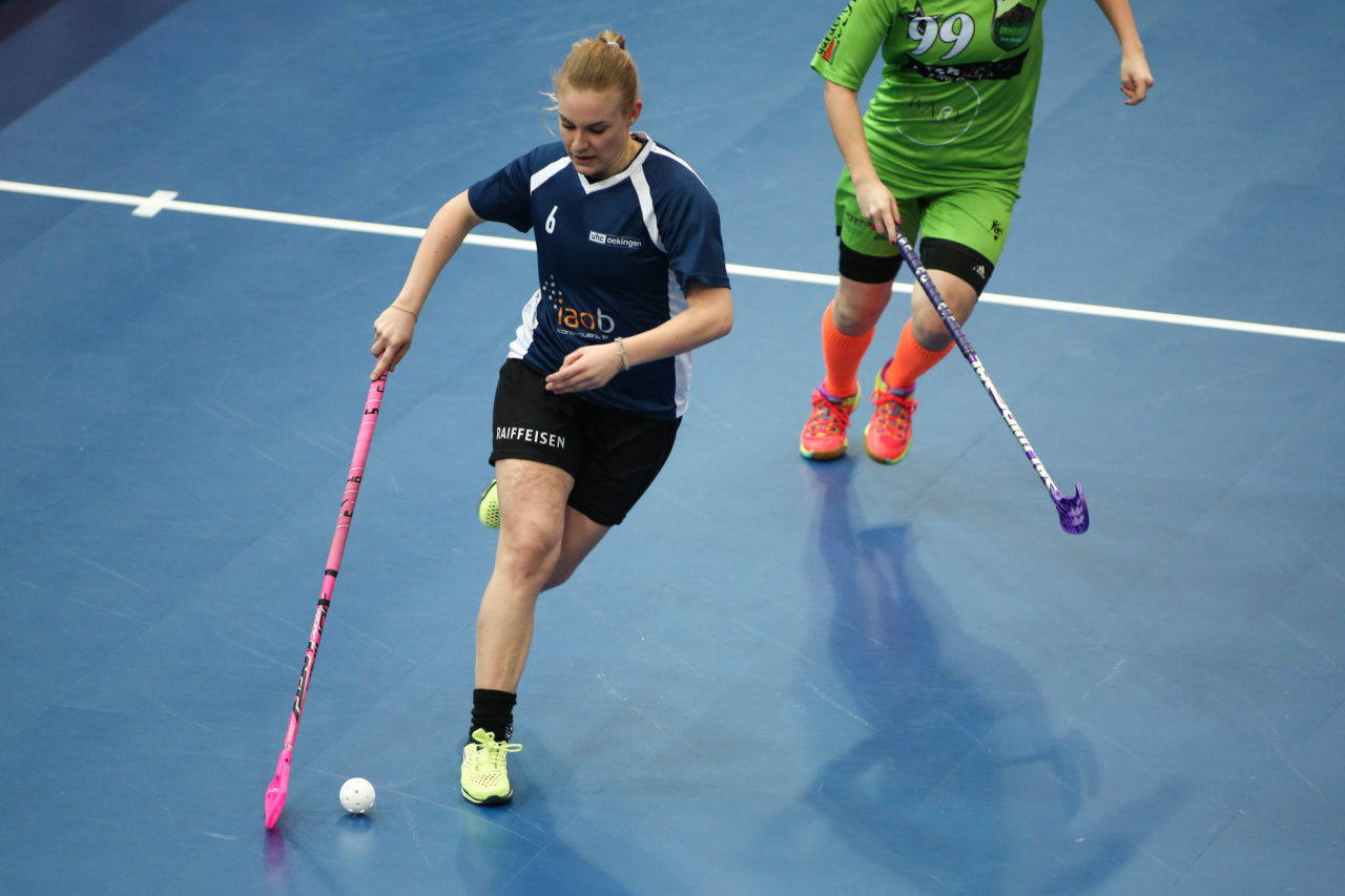 Wankdorfhalle (Bern), 25.02.2017, Unihockey Damen KF Ligacup Final, UHC Oekingen - Unihockey Berner Oberland, Lia Schmid (Nr. 6, UHC Oekingen)

(Severin Binkert, unihockey-fotos.ch)

Copyright: Severin Binkert, unihockey-fotos.ch – Dieses Bild wurde durch swiss unihockey lizenziert und darf ausschliesslich auf den Online-Kanälen von swiss unihockey verwendet werden. Die redaktionelle oder kommerzielle Nutzung durch Dritte (Medien, Vereine, Unternehmen oder Privatpersonen) per Download von diesem flickr-Account ist ausgeschlossen. Das Bild kann bei Interesse via unihockey-fotos.ch kostenpflichtig lizenziert werden. unihockey-fotos.ch behält sich vor, fehlbaren Medien, Vereinen, Unternehmen oder Privatpersonen Bilder mit einem Zuschlag in Rechnung zu stellen.