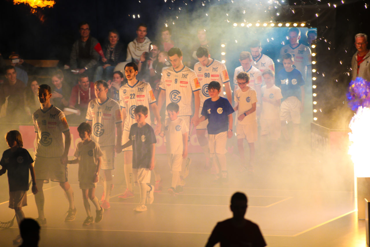 Wankdorfhalle (Bern), 25.02.2017, Unihockey Herren GF Schweizer Cup Final, GC Unihockey - HC Rychenberg Winterthur

(Severin Binkert, unihockey-fotos.ch)

Copyright: Severin Binkert, unihockey-fotos.ch – Dieses Bild wurde durch swiss unihockey lizenziert und darf ausschliesslich auf den Online-Kanälen von swiss unihockey verwendet werden. Die redaktionelle oder kommerzielle Nutzung durch Dritte (Medien, Vereine, Unternehmen oder Privatpersonen) per Download von diesem flickr-Account ist ausgeschlossen. Das Bild kann bei Interesse via unihockey-fotos.ch kostenpflichtig lizenziert werden. unihockey-fotos.ch behält sich vor, fehlbaren Medien, Vereinen, Unternehmen oder Privatpersonen Bilder mit einem Zuschlag in Rechnung zu stellen.