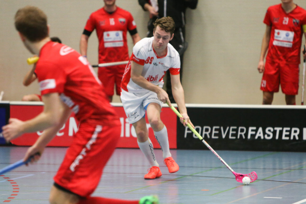 Sporthalle Weissenstein (Bern), 23.09.2016, Unihockey Herren U21 A Playoff Viertelfinal Spiel 5, Floorball Köniz - UHC Uster, Sven Forrer (Nr. 89, UHC Uster)

(Severin Binkert, unihockey-fotos.ch)

Copyright: Severin Binkert, unihockey-fotos.ch – Dieses Bild wurde durch swiss unihockey lizenziert und darf ausschliesslich auf den Online-Kanälen von swiss unihockey verwendet werden. Die redaktionelle oder kommerzielle Nutzung durch Dritte (Medien, Vereine, Unternehmen oder Privatpersonen) per Download von diesem flickr-Account ist ausgeschlossen. Das Bild kann bei Interesse via unihockey-fotos.ch kostenpflichtig lizenziert werden. unihockey-fotos.ch behält sich vor, fehlbaren Medien, Vereinen, Unternehmen oder Privatpersonen Bilder mit einem Zuschlag in Rechnung zu stellen.