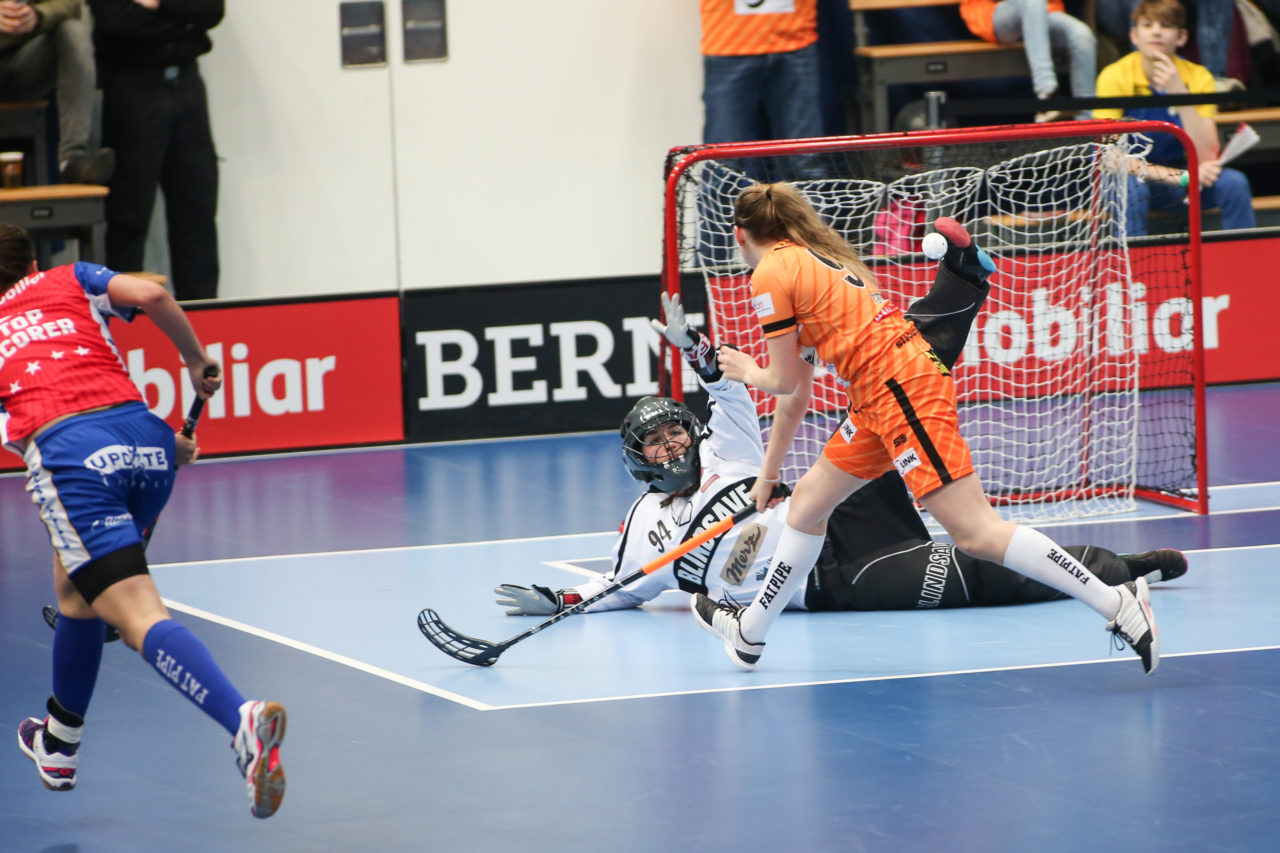 Wankdorfhalle (Bern), 25.02.2017, Unihockey Damen GF Schweizer Cup Final, UHC Dietlikon - Piranha Chur, Lara Heini (Nr. 94, piranha chur)

(Severin Binkert, unihockey-fotos.ch)

Copyright: Severin Binkert, unihockey-fotos.ch – Dieses Bild wurde durch swiss unihockey lizenziert und darf ausschliesslich auf den Online-Kanälen von swiss unihockey verwendet werden. Die redaktionelle oder kommerzielle Nutzung durch Dritte (Medien, Vereine, Unternehmen oder Privatpersonen) per Download von diesem flickr-Account ist ausgeschlossen. Das Bild kann bei Interesse via unihockey-fotos.ch kostenpflichtig lizenziert werden. unihockey-fotos.ch behält sich vor, fehlbaren Medien, Vereinen, Unternehmen oder Privatpersonen Bilder mit einem Zuschlag in Rechnung zu stellen.