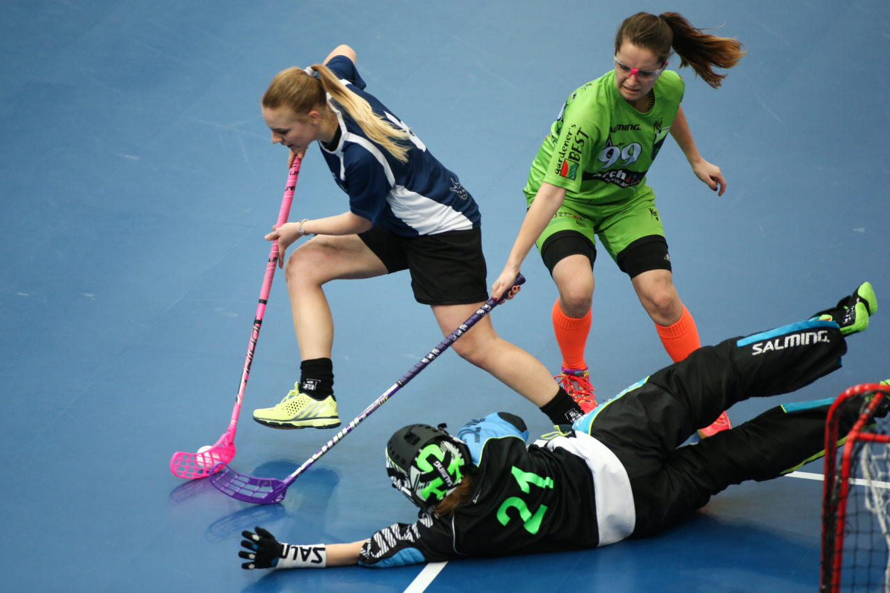 Wankdorfhalle (Bern), 25.02.2017, Unihockey Damen KF Ligacup Final, UHC Oekingen - Unihockey Berner Oberland, Lia Schmid (Nr. 6, UHC Oekingen), Angela Ziörjen (Nr. 99, Unihockey Berner Oberland) und Sandra Dähler (Nr. 21, Unihockey Berner Oberland)

(Severin Binkert, unihockey-fotos.ch)

Copyright: Severin Binkert, unihockey-fotos.ch – Dieses Bild wurde durch swiss unihockey lizenziert und darf ausschliesslich auf den Online-Kanälen von swiss unihockey verwendet werden. Die redaktionelle oder kommerzielle Nutzung durch Dritte (Medien, Vereine, Unternehmen oder Privatpersonen) per Download von diesem flickr-Account ist ausgeschlossen. Das Bild kann bei Interesse via unihockey-fotos.ch kostenpflichtig lizenziert werden. unihockey-fotos.ch behält sich vor, fehlbaren Medien, Vereinen, Unternehmen oder Privatpersonen Bilder mit einem Zuschlag in Rechnung zu stellen.