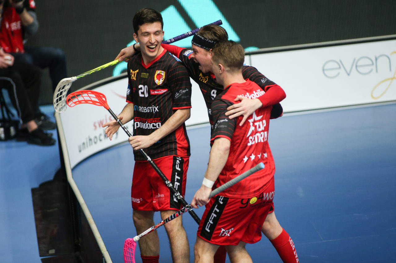 Wankdorfhalle (Bern), 25.02.2017, Unihockey Herren GF Schweizer Cup Final, GC Unihockey - HC Rychenberg Winterthur, Felix Buff (Nr. 20, HC Rychenberg Winterthur)

(Severin Binkert, unihockey-fotos.ch)

Copyright: Severin Binkert, unihockey-fotos.ch – Dieses Bild wurde durch swiss unihockey lizenziert und darf ausschliesslich auf den Online-Kanälen von swiss unihockey verwendet werden. Die redaktionelle oder kommerzielle Nutzung durch Dritte (Medien, Vereine, Unternehmen oder Privatpersonen) per Download von diesem flickr-Account ist ausgeschlossen. Das Bild kann bei Interesse via unihockey-fotos.ch kostenpflichtig lizenziert werden. unihockey-fotos.ch behält sich vor, fehlbaren Medien, Vereinen, Unternehmen oder Privatpersonen Bilder mit einem Zuschlag in Rechnung zu stellen.