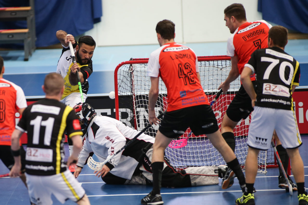 Wankdorfhalle (Bern), 25.02.2017, Unihockey Herren KF Ligacup Final, UHC Nuglar United - UHCevi Gossau, Alfred Kurtesi (Nr. 3, UHC Nuglar United)

(Severin Binkert, unihockey-fotos.ch)

Copyright: Severin Binkert, unihockey-fotos.ch – Dieses Bild wurde durch swiss unihockey lizenziert und darf ausschliesslich auf den Online-Kanälen von swiss unihockey verwendet werden. Die redaktionelle oder kommerzielle Nutzung durch Dritte (Medien, Vereine, Unternehmen oder Privatpersonen) per Download von diesem flickr-Account ist ausgeschlossen. Das Bild kann bei Interesse via unihockey-fotos.ch kostenpflichtig lizenziert werden. unihockey-fotos.ch behält sich vor, fehlbaren Medien, Vereinen, Unternehmen oder Privatpersonen Bilder mit einem Zuschlag in Rechnung zu stellen.