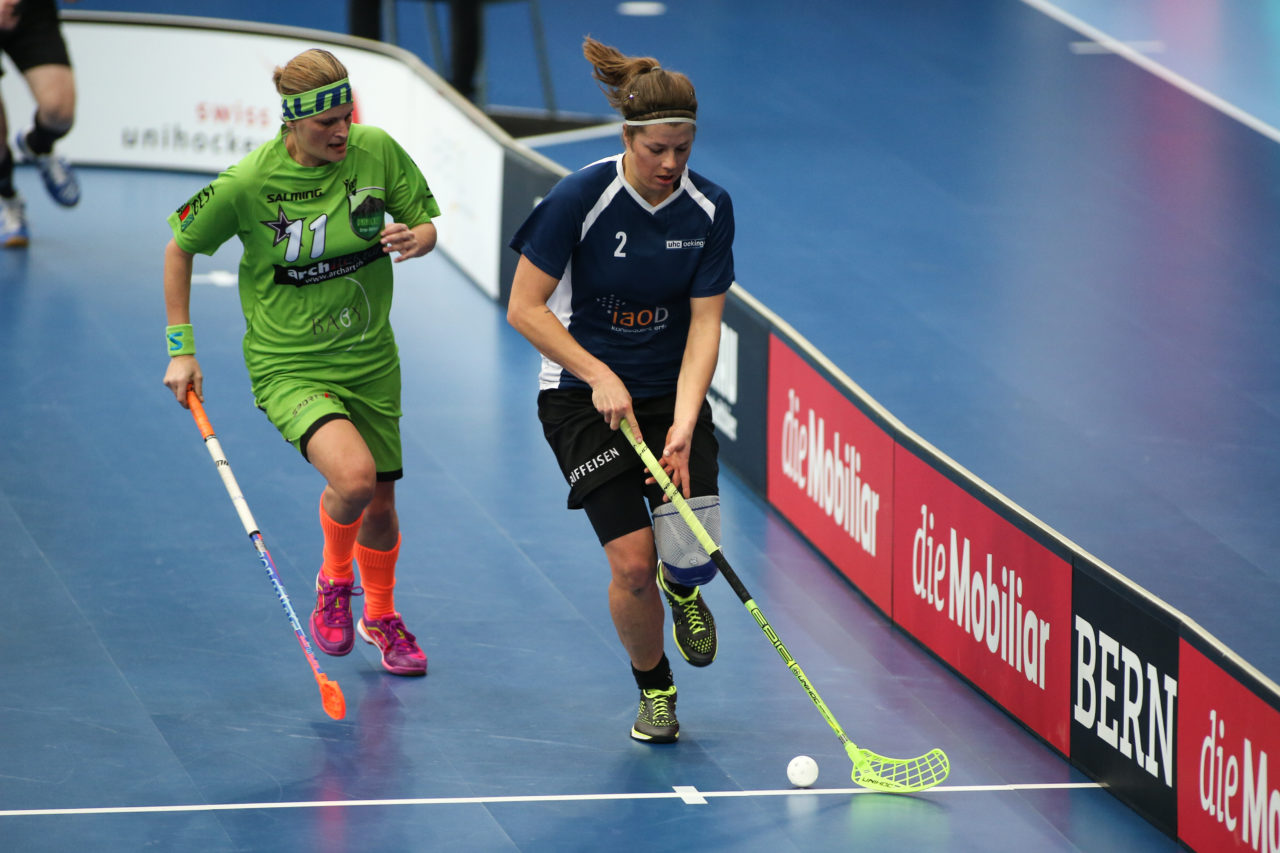 Wankdorfhalle (Bern), 25.02.2017, Unihockey Damen KF Ligacup Final, UHC Oekingen - Unihockey Berner Oberland, Melanie Güngerich (Nr. 11, Unihockey Berner Oberland) und Franziska Müller (Nr. 2, UHC Oekingen)

(Severin Binkert, unihockey-fotos.ch)

Copyright: Severin Binkert, unihockey-fotos.ch – Dieses Bild wurde durch swiss unihockey lizenziert und darf ausschliesslich auf den Online-Kanälen von swiss unihockey verwendet werden. Die redaktionelle oder kommerzielle Nutzung durch Dritte (Medien, Vereine, Unternehmen oder Privatpersonen) per Download von diesem flickr-Account ist ausgeschlossen. Das Bild kann bei Interesse via unihockey-fotos.ch kostenpflichtig lizenziert werden. unihockey-fotos.ch behält sich vor, fehlbaren Medien, Vereinen, Unternehmen oder Privatpersonen Bilder mit einem Zuschlag in Rechnung zu stellen.