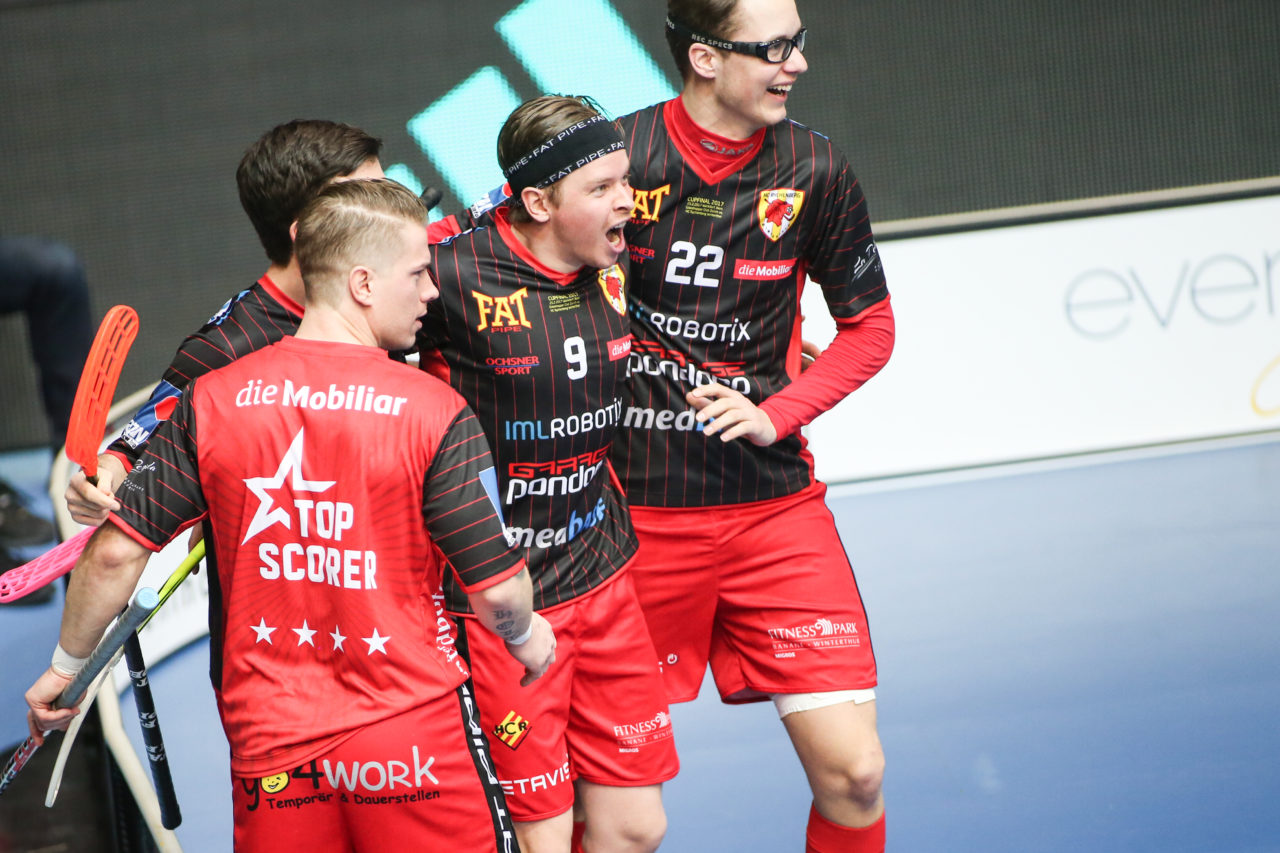 Wankdorfhalle (Bern), 25.02.2017, Unihockey Herren GF Schweizer Cup Final, GC Unihockey - HC Rychenberg Winterthur, Benjamin Borth (Nr. 9, HC Rychenberg Winterthur) und Michel Wöcke (Nr. 22, HC Rychenberg Winterthur)

(Severin Binkert, unihockey-fotos.ch)

Copyright: Severin Binkert, unihockey-fotos.ch – Dieses Bild wurde durch swiss unihockey lizenziert und darf ausschliesslich auf den Online-Kanälen von swiss unihockey verwendet werden. Die redaktionelle oder kommerzielle Nutzung durch Dritte (Medien, Vereine, Unternehmen oder Privatpersonen) per Download von diesem flickr-Account ist ausgeschlossen. Das Bild kann bei Interesse via unihockey-fotos.ch kostenpflichtig lizenziert werden. unihockey-fotos.ch behält sich vor, fehlbaren Medien, Vereinen, Unternehmen oder Privatpersonen Bilder mit einem Zuschlag in Rechnung zu stellen.