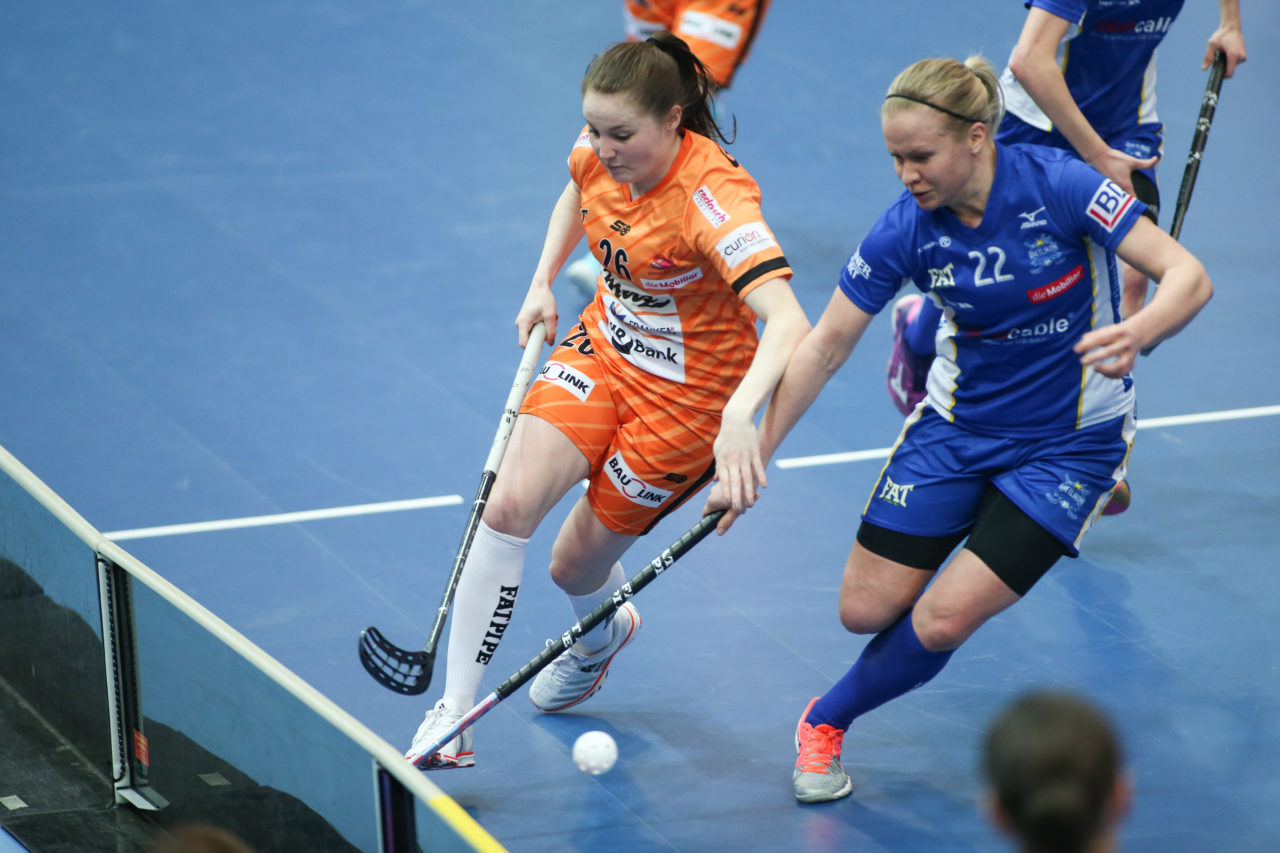 Wankdorfhalle (Bern), 25.02.2017, Unihockey Damen GF Schweizer Cup Final, UHC Dietlikon - Piranha Chur, Nathalie Spichiger (Nr. 26, piranha chur) und Laura Mertsalmi (Nr. 22, UHC Dietlikon)

(Severin Binkert, unihockey-fotos.ch)

Copyright: Severin Binkert, unihockey-fotos.ch – Dieses Bild wurde durch swiss unihockey lizenziert und darf ausschliesslich auf den Online-Kanälen von swiss unihockey verwendet werden. Die redaktionelle oder kommerzielle Nutzung durch Dritte (Medien, Vereine, Unternehmen oder Privatpersonen) per Download von diesem flickr-Account ist ausgeschlossen. Das Bild kann bei Interesse via unihockey-fotos.ch kostenpflichtig lizenziert werden. unihockey-fotos.ch behält sich vor, fehlbaren Medien, Vereinen, Unternehmen oder Privatpersonen Bilder mit einem Zuschlag in Rechnung zu stellen.