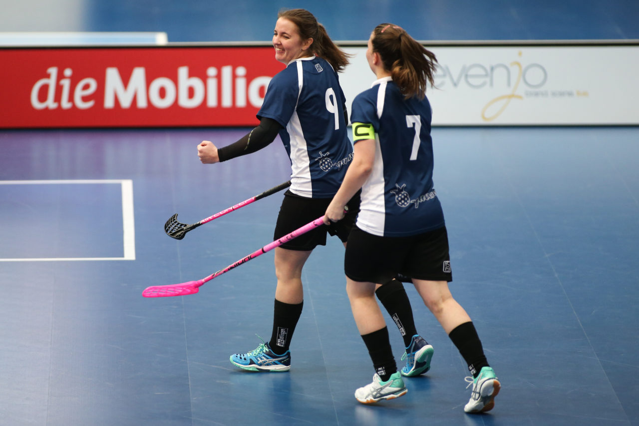 Wankdorfhalle (Bern), 25.02.2017, Unihockey Damen KF Ligacup Final, UHC Oekingen - Unihockey Berner Oberland, Jessica Vogel (Nr. 9, UHC Oekingen) und Manuela Brunner (Nr. 7, UHC Oekingen)

(Severin Binkert, unihockey-fotos.ch)

Copyright: Severin Binkert, unihockey-fotos.ch – Dieses Bild wurde durch swiss unihockey lizenziert und darf ausschliesslich auf den Online-Kanälen von swiss unihockey verwendet werden. Die redaktionelle oder kommerzielle Nutzung durch Dritte (Medien, Vereine, Unternehmen oder Privatpersonen) per Download von diesem flickr-Account ist ausgeschlossen. Das Bild kann bei Interesse via unihockey-fotos.ch kostenpflichtig lizenziert werden. unihockey-fotos.ch behält sich vor, fehlbaren Medien, Vereinen, Unternehmen oder Privatpersonen Bilder mit einem Zuschlag in Rechnung zu stellen.