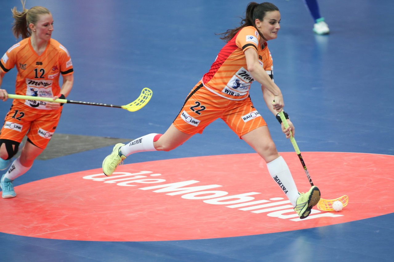 Wankdorfhalle (Bern), 25.02.2017, Unihockey Damen GF Schweizer Cup Final, UHC Dietlikon - Piranha Chur, Seraina Ulber (Nr. 22, piranha chur)

(Severin Binkert, unihockey-fotos.ch)

Copyright: Severin Binkert, unihockey-fotos.ch – Dieses Bild wurde durch swiss unihockey lizenziert und darf ausschliesslich auf den Online-Kanälen von swiss unihockey verwendet werden. Die redaktionelle oder kommerzielle Nutzung durch Dritte (Medien, Vereine, Unternehmen oder Privatpersonen) per Download von diesem flickr-Account ist ausgeschlossen. Das Bild kann bei Interesse via unihockey-fotos.ch kostenpflichtig lizenziert werden. unihockey-fotos.ch behält sich vor, fehlbaren Medien, Vereinen, Unternehmen oder Privatpersonen Bilder mit einem Zuschlag in Rechnung zu stellen.