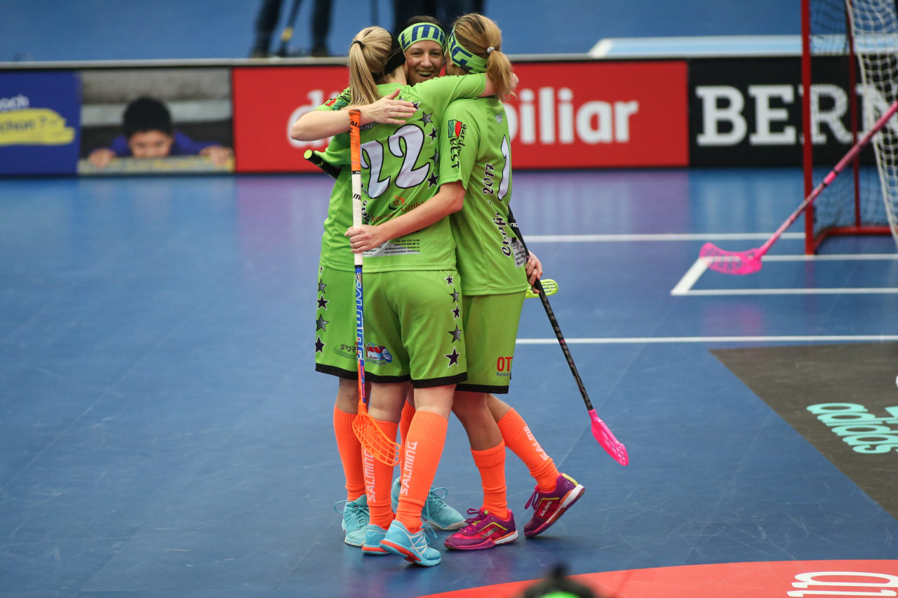 Wankdorfhalle (Bern), 25.02.2017, Unihockey Damen KF Ligacup Final, UHC Oekingen - Unihockey Berner Oberland

(Severin Binkert, unihockey-fotos.ch)

Copyright: Severin Binkert, unihockey-fotos.ch – Dieses Bild wurde durch swiss unihockey lizenziert und darf ausschliesslich auf den Online-Kanälen von swiss unihockey verwendet werden. Die redaktionelle oder kommerzielle Nutzung durch Dritte (Medien, Vereine, Unternehmen oder Privatpersonen) per Download von diesem flickr-Account ist ausgeschlossen. Das Bild kann bei Interesse via unihockey-fotos.ch kostenpflichtig lizenziert werden. unihockey-fotos.ch behält sich vor, fehlbaren Medien, Vereinen, Unternehmen oder Privatpersonen Bilder mit einem Zuschlag in Rechnung zu stellen.