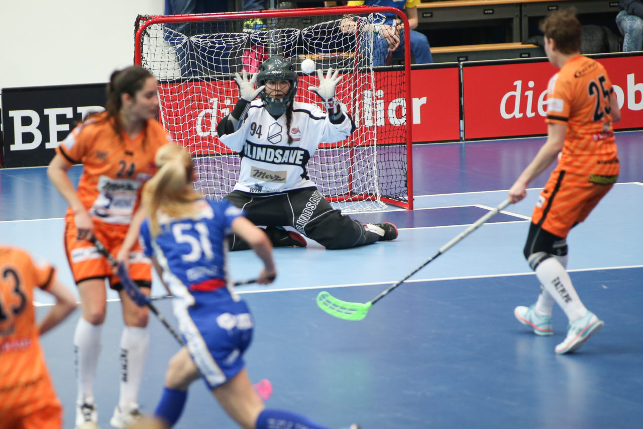 Wankdorfhalle (Bern), 25.02.2017, Unihockey Damen GF Schweizer Cup Final, UHC Dietlikon - Piranha Chur, Lara Heini (Nr. 94, piranha chur)

(Severin Binkert, unihockey-fotos.ch)

Copyright: Severin Binkert, unihockey-fotos.ch – Dieses Bild wurde durch swiss unihockey lizenziert und darf ausschliesslich auf den Online-Kanälen von swiss unihockey verwendet werden. Die redaktionelle oder kommerzielle Nutzung durch Dritte (Medien, Vereine, Unternehmen oder Privatpersonen) per Download von diesem flickr-Account ist ausgeschlossen. Das Bild kann bei Interesse via unihockey-fotos.ch kostenpflichtig lizenziert werden. unihockey-fotos.ch behält sich vor, fehlbaren Medien, Vereinen, Unternehmen oder Privatpersonen Bilder mit einem Zuschlag in Rechnung zu stellen.