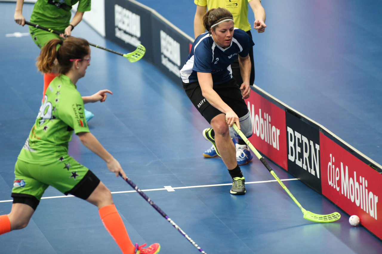Wankdorfhalle (Bern), 25.02.2017, Unihockey Damen KF Ligacup Final, UHC Oekingen - Unihockey Berner Oberland, Franziska Müller (Nr. 2, UHC Oekingen)

(Severin Binkert, unihockey-fotos.ch)

Copyright: Severin Binkert, unihockey-fotos.ch – Dieses Bild wurde durch swiss unihockey lizenziert und darf ausschliesslich auf den Online-Kanälen von swiss unihockey verwendet werden. Die redaktionelle oder kommerzielle Nutzung durch Dritte (Medien, Vereine, Unternehmen oder Privatpersonen) per Download von diesem flickr-Account ist ausgeschlossen. Das Bild kann bei Interesse via unihockey-fotos.ch kostenpflichtig lizenziert werden. unihockey-fotos.ch behält sich vor, fehlbaren Medien, Vereinen, Unternehmen oder Privatpersonen Bilder mit einem Zuschlag in Rechnung zu stellen.