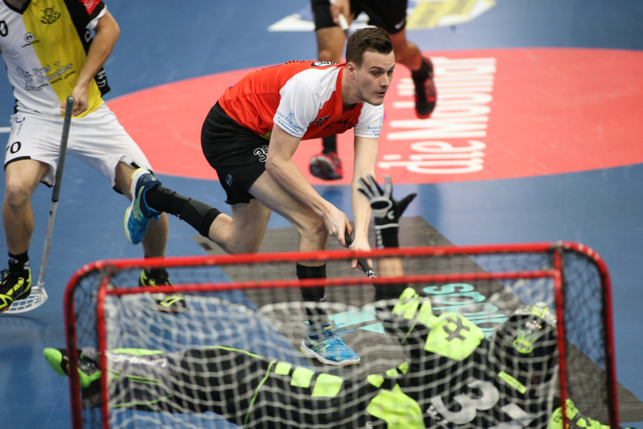 Wankdorfhalle (Bern), 25.02.2017, Unihockey Herren KF Ligacup Final, UHC Nuglar United - UHCevi Gossau, Nicolas Walther (Nr. 39, UHCevi Gossau)

(Severin Binkert, unihockey-fotos.ch)

Copyright: Severin Binkert, unihockey-fotos.ch – Dieses Bild wurde durch swiss unihockey lizenziert und darf ausschliesslich auf den Online-Kanälen von swiss unihockey verwendet werden. Die redaktionelle oder kommerzielle Nutzung durch Dritte (Medien, Vereine, Unternehmen oder Privatpersonen) per Download von diesem flickr-Account ist ausgeschlossen. Das Bild kann bei Interesse via unihockey-fotos.ch kostenpflichtig lizenziert werden. unihockey-fotos.ch behält sich vor, fehlbaren Medien, Vereinen, Unternehmen oder Privatpersonen Bilder mit einem Zuschlag in Rechnung zu stellen.