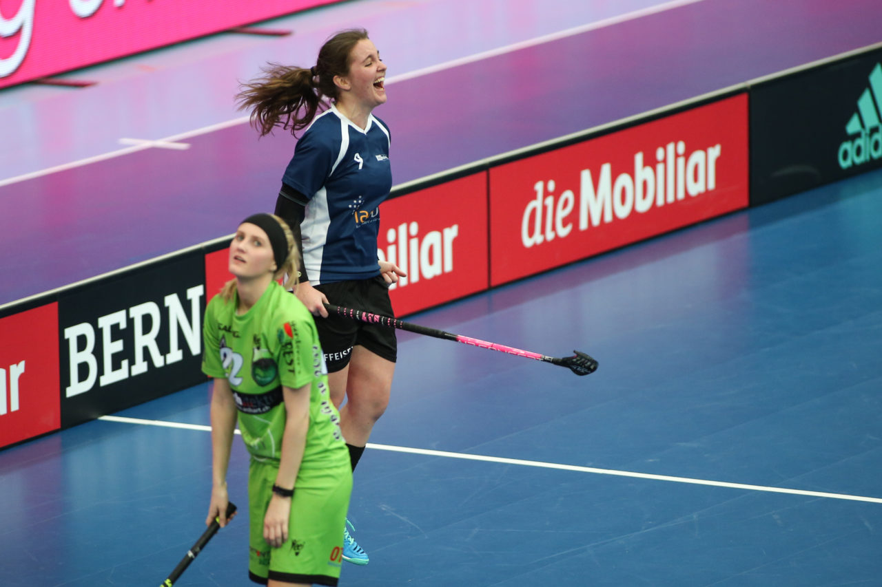 Wankdorfhalle (Bern), 25.02.2017, Unihockey Damen KF Ligacup Final, UHC Oekingen - Unihockey Berner Oberland, Jessica Vogel (Nr. 9, UHC Oekingen)

(Severin Binkert, unihockey-fotos.ch)

Copyright: Severin Binkert, unihockey-fotos.ch – Dieses Bild wurde durch swiss unihockey lizenziert und darf ausschliesslich auf den Online-Kanälen von swiss unihockey verwendet werden. Die redaktionelle oder kommerzielle Nutzung durch Dritte (Medien, Vereine, Unternehmen oder Privatpersonen) per Download von diesem flickr-Account ist ausgeschlossen. Das Bild kann bei Interesse via unihockey-fotos.ch kostenpflichtig lizenziert werden. unihockey-fotos.ch behält sich vor, fehlbaren Medien, Vereinen, Unternehmen oder Privatpersonen Bilder mit einem Zuschlag in Rechnung zu stellen.
