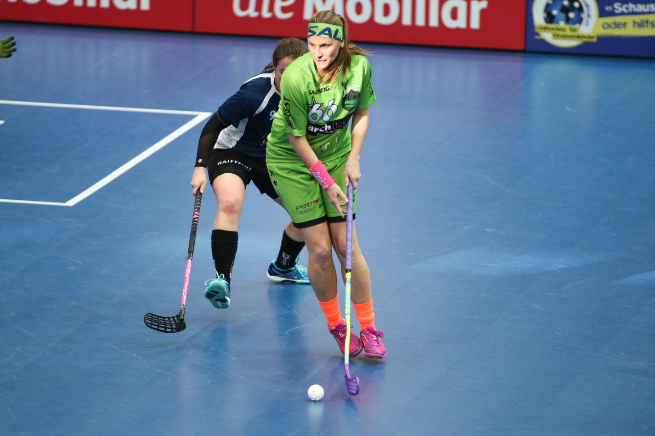 Wankdorfhalle (Bern), 25.02.2017, Unihockey Damen KF Ligacup Final, UHC Oekingen - Unihockey Berner Oberland, Angela Ziörjen (Nr. 99, Unihockey Berner Oberland)

(Severin Binkert, unihockey-fotos.ch)

Copyright: Severin Binkert, unihockey-fotos.ch – Dieses Bild wurde durch swiss unihockey lizenziert und darf ausschliesslich auf den Online-Kanälen von swiss unihockey verwendet werden. Die redaktionelle oder kommerzielle Nutzung durch Dritte (Medien, Vereine, Unternehmen oder Privatpersonen) per Download von diesem flickr-Account ist ausgeschlossen. Das Bild kann bei Interesse via unihockey-fotos.ch kostenpflichtig lizenziert werden. unihockey-fotos.ch behält sich vor, fehlbaren Medien, Vereinen, Unternehmen oder Privatpersonen Bilder mit einem Zuschlag in Rechnung zu stellen.