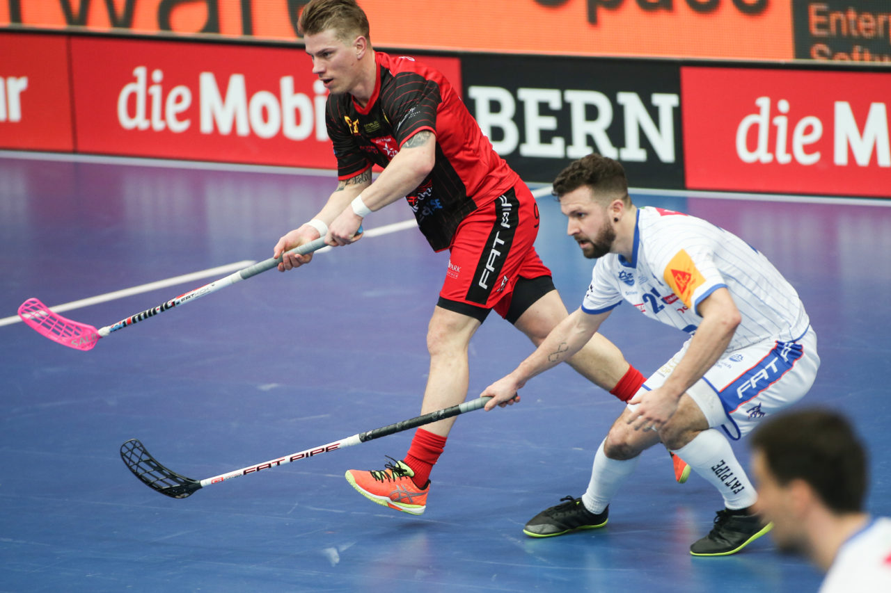 Wankdorfhalle (Bern), 25.02.2017, Unihockey Herren GF Schweizer Cup Final, GC Unihockey - HC Rychenberg Winterthur, Fredrik Holtz (Nr. 8, HC Rychenberg Winterthur) und Christoph Meier (Nr. 25, GC Unihockey)

(Severin Binkert, unihockey-fotos.ch)

Copyright: Severin Binkert, unihockey-fotos.ch – Dieses Bild wurde durch swiss unihockey lizenziert und darf ausschliesslich auf den Online-Kanälen von swiss unihockey verwendet werden. Die redaktionelle oder kommerzielle Nutzung durch Dritte (Medien, Vereine, Unternehmen oder Privatpersonen) per Download von diesem flickr-Account ist ausgeschlossen. Das Bild kann bei Interesse via unihockey-fotos.ch kostenpflichtig lizenziert werden. unihockey-fotos.ch behält sich vor, fehlbaren Medien, Vereinen, Unternehmen oder Privatpersonen Bilder mit einem Zuschlag in Rechnung zu stellen.
