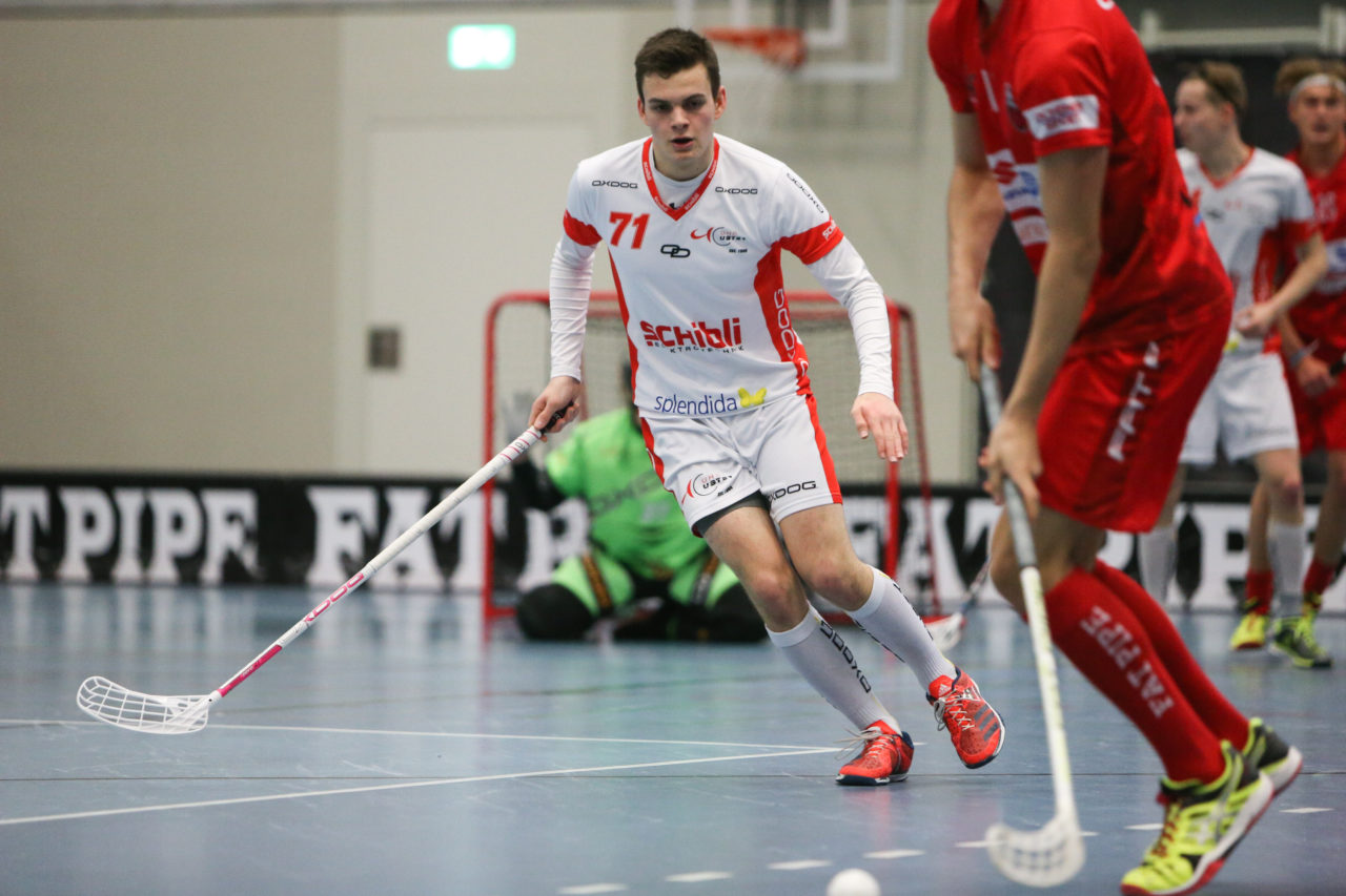 Sporthalle Weissenstein (Bern), 23.09.2016, Unihockey Herren U21 A Playoff Viertelfinal Spiel 5, Floorball Köniz - UHC Uster, Ramon Zimmermann (Nr. 71, UHC Uster)

(Severin Binkert, unihockey-fotos.ch)

Copyright: Severin Binkert, unihockey-fotos.ch – Dieses Bild wurde durch swiss unihockey lizenziert und darf ausschliesslich auf den Online-Kanälen von swiss unihockey verwendet werden. Die redaktionelle oder kommerzielle Nutzung durch Dritte (Medien, Vereine, Unternehmen oder Privatpersonen) per Download von diesem flickr-Account ist ausgeschlossen. Das Bild kann bei Interesse via unihockey-fotos.ch kostenpflichtig lizenziert werden. unihockey-fotos.ch behält sich vor, fehlbaren Medien, Vereinen, Unternehmen oder Privatpersonen Bilder mit einem Zuschlag in Rechnung zu stellen.