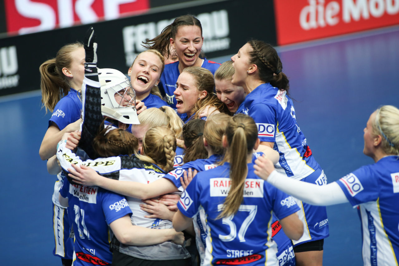 Wankdorfhalle (Bern), 25.02.2017, Unihockey Damen GF Schweizer Cup Final, UHC Dietlikon - Piranha Chur, Sereina Zwissler (Nr. 51, UHC Dietlikon) und Andrea Gämperli (Nr. 5, UHC Dietlikon)

(Severin Binkert, unihockey-fotos.ch)

Copyright: Severin Binkert, unihockey-fotos.ch – Dieses Bild wurde durch swiss unihockey lizenziert und darf ausschliesslich auf den Online-Kanälen von swiss unihockey verwendet werden. Die redaktionelle oder kommerzielle Nutzung durch Dritte (Medien, Vereine, Unternehmen oder Privatpersonen) per Download von diesem flickr-Account ist ausgeschlossen. Das Bild kann bei Interesse via unihockey-fotos.ch kostenpflichtig lizenziert werden. unihockey-fotos.ch behält sich vor, fehlbaren Medien, Vereinen, Unternehmen oder Privatpersonen Bilder mit einem Zuschlag in Rechnung zu stellen.