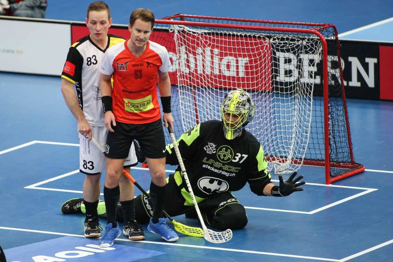 Wankdorfhalle (Bern), 25.02.2017, Unihockey Herren KF Ligacup Final, UHC Nuglar United - UHCevi Gossau, Andreas Wiedmer (Nr. 37, UHC Nuglar United)

(Severin Binkert, unihockey-fotos.ch)

Copyright: Severin Binkert, unihockey-fotos.ch – Dieses Bild wurde durch swiss unihockey lizenziert und darf ausschliesslich auf den Online-Kanälen von swiss unihockey verwendet werden. Die redaktionelle oder kommerzielle Nutzung durch Dritte (Medien, Vereine, Unternehmen oder Privatpersonen) per Download von diesem flickr-Account ist ausgeschlossen. Das Bild kann bei Interesse via unihockey-fotos.ch kostenpflichtig lizenziert werden. unihockey-fotos.ch behält sich vor, fehlbaren Medien, Vereinen, Unternehmen oder Privatpersonen Bilder mit einem Zuschlag in Rechnung zu stellen.