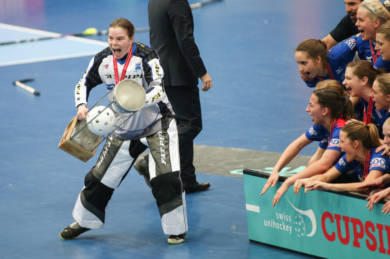 Wankdorfhalle (Bern), 25.02.2017, Unihockey Damen GF Schweizer Cup Final, UHC Dietlikon - Piranha Chur, Monika Schmid (Nr. 29, UHC Dietlikon)

(Severin Binkert, unihockey-fotos.ch)

Copyright: Severin Binkert, unihockey-fotos.ch – Dieses Bild wurde durch swiss unihockey lizenziert und darf ausschliesslich auf den Online-Kanälen von swiss unihockey verwendet werden. Die redaktionelle oder kommerzielle Nutzung durch Dritte (Medien, Vereine, Unternehmen oder Privatpersonen) per Download von diesem flickr-Account ist ausgeschlossen. Das Bild kann bei Interesse via unihockey-fotos.ch kostenpflichtig lizenziert werden. unihockey-fotos.ch behält sich vor, fehlbaren Medien, Vereinen, Unternehmen oder Privatpersonen Bilder mit einem Zuschlag in Rechnung zu stellen.