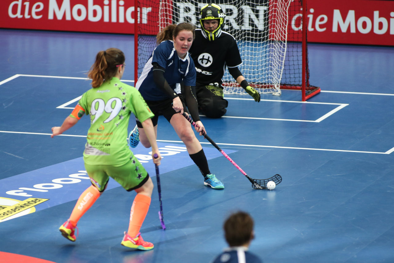 Wankdorfhalle (Bern), 25.02.2017, Unihockey Damen KF Ligacup Final, UHC Oekingen - Unihockey Berner Oberland, Jessica Vogel (Nr. 9, UHC Oekingen)

(Severin Binkert, unihockey-fotos.ch)

Copyright: Severin Binkert, unihockey-fotos.ch – Dieses Bild wurde durch swiss unihockey lizenziert und darf ausschliesslich auf den Online-Kanälen von swiss unihockey verwendet werden. Die redaktionelle oder kommerzielle Nutzung durch Dritte (Medien, Vereine, Unternehmen oder Privatpersonen) per Download von diesem flickr-Account ist ausgeschlossen. Das Bild kann bei Interesse via unihockey-fotos.ch kostenpflichtig lizenziert werden. unihockey-fotos.ch behält sich vor, fehlbaren Medien, Vereinen, Unternehmen oder Privatpersonen Bilder mit einem Zuschlag in Rechnung zu stellen.