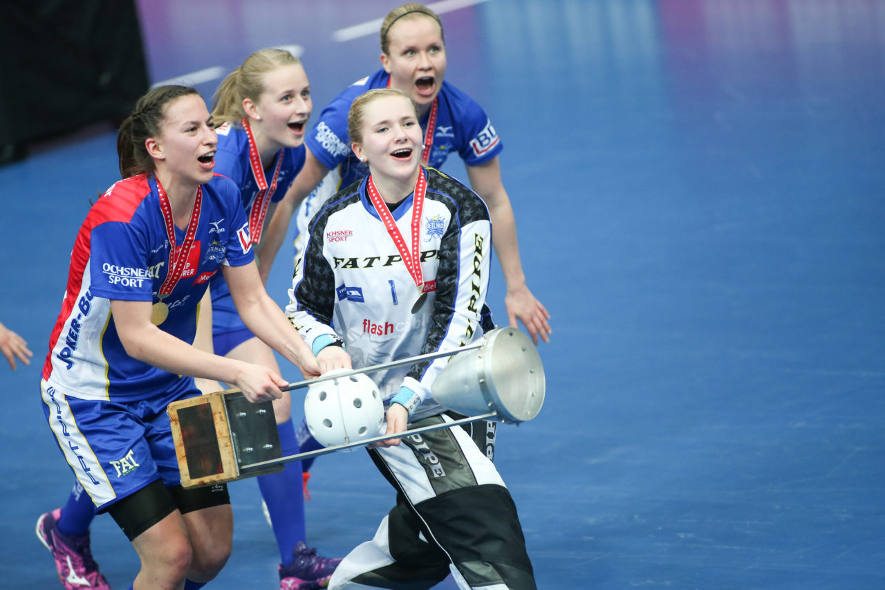 Wankdorfhalle (Bern), 25.02.2017, Unihockey Damen GF Schweizer Cup Final, UHC Dietlikon - Piranha Chur, Andrea Gämperli (Nr. 5, UHC Dietlikon) und Jill Münger (Nr. 1, UHC Dietlikon)

(Severin Binkert, unihockey-fotos.ch)

Copyright: Severin Binkert, unihockey-fotos.ch – Dieses Bild wurde durch swiss unihockey lizenziert und darf ausschliesslich auf den Online-Kanälen von swiss unihockey verwendet werden. Die redaktionelle oder kommerzielle Nutzung durch Dritte (Medien, Vereine, Unternehmen oder Privatpersonen) per Download von diesem flickr-Account ist ausgeschlossen. Das Bild kann bei Interesse via unihockey-fotos.ch kostenpflichtig lizenziert werden. unihockey-fotos.ch behält sich vor, fehlbaren Medien, Vereinen, Unternehmen oder Privatpersonen Bilder mit einem Zuschlag in Rechnung zu stellen.