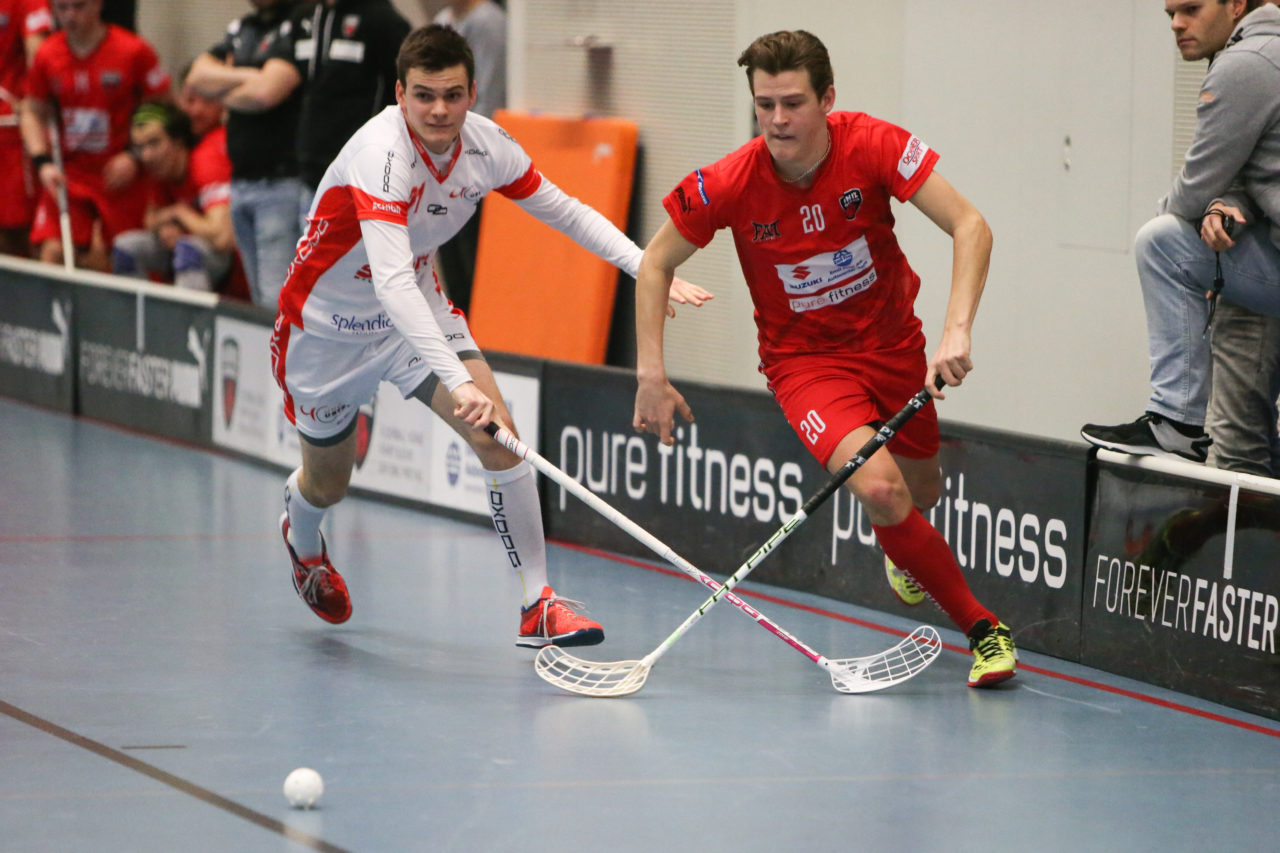 Sporthalle Weissenstein (Bern), 23.09.2016, Unihockey Herren U21 A Playoff Viertelfinal Spiel 5, Floorball Köniz - UHC Uster, Ramon Zimmermann (Nr. 71, UHC Uster) und Pascal Michel (Nr. 20, Floorball Köniz)

(Severin Binkert, unihockey-fotos.ch)

Copyright: Severin Binkert, unihockey-fotos.ch – Dieses Bild wurde durch swiss unihockey lizenziert und darf ausschliesslich auf den Online-Kanälen von swiss unihockey verwendet werden. Die redaktionelle oder kommerzielle Nutzung durch Dritte (Medien, Vereine, Unternehmen oder Privatpersonen) per Download von diesem flickr-Account ist ausgeschlossen. Das Bild kann bei Interesse via unihockey-fotos.ch kostenpflichtig lizenziert werden. unihockey-fotos.ch behält sich vor, fehlbaren Medien, Vereinen, Unternehmen oder Privatpersonen Bilder mit einem Zuschlag in Rechnung zu stellen.