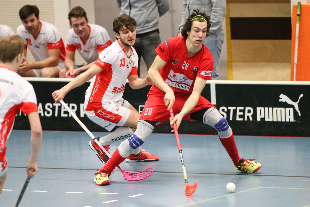 Sporthalle Weissenstein (Bern), 23.09.2016, Unihockey Herren U21 A Playoff Viertelfinal Spiel 5, Floorball Köniz - UHC Uster, Tim Gmünder (Nr. 13, UHC Uster) und Silvan Oester (Nr. 28, Floorball Köniz)

(Severin Binkert, unihockey-fotos.ch)

Copyright: Severin Binkert, unihockey-fotos.ch – Dieses Bild wurde durch swiss unihockey lizenziert und darf ausschliesslich auf den Online-Kanälen von swiss unihockey verwendet werden. Die redaktionelle oder kommerzielle Nutzung durch Dritte (Medien, Vereine, Unternehmen oder Privatpersonen) per Download von diesem flickr-Account ist ausgeschlossen. Das Bild kann bei Interesse via unihockey-fotos.ch kostenpflichtig lizenziert werden. unihockey-fotos.ch behält sich vor, fehlbaren Medien, Vereinen, Unternehmen oder Privatpersonen Bilder mit einem Zuschlag in Rechnung zu stellen.