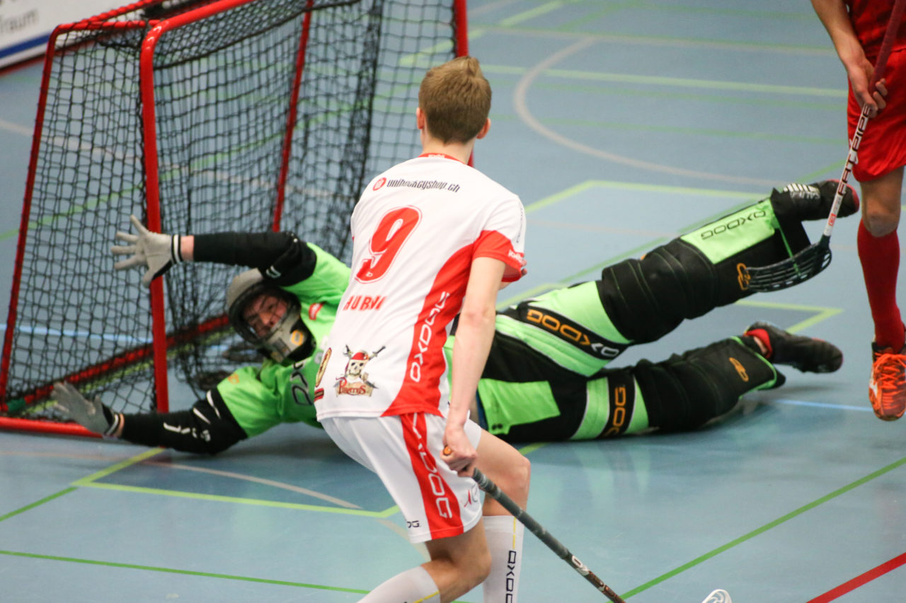 Sporthalle Weissenstein (Bern), 23.09.2016, Unihockey Herren U21 A Playoff Viertelfinal Spiel 5, Floorball Köniz - UHC Uster, Nicola Brütsch (Nr. 37, UHC Uster)

(Severin Binkert, unihockey-fotos.ch)

Copyright: Severin Binkert, unihockey-fotos.ch – Dieses Bild wurde durch swiss unihockey lizenziert und darf ausschliesslich auf den Online-Kanälen von swiss unihockey verwendet werden. Die redaktionelle oder kommerzielle Nutzung durch Dritte (Medien, Vereine, Unternehmen oder Privatpersonen) per Download von diesem flickr-Account ist ausgeschlossen. Das Bild kann bei Interesse via unihockey-fotos.ch kostenpflichtig lizenziert werden. unihockey-fotos.ch behält sich vor, fehlbaren Medien, Vereinen, Unternehmen oder Privatpersonen Bilder mit einem Zuschlag in Rechnung zu stellen.