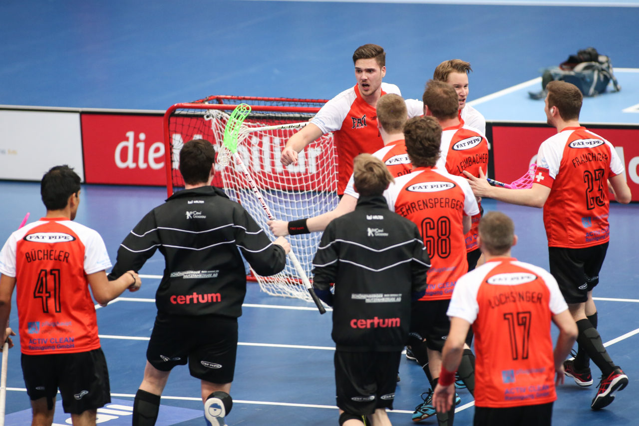 Wankdorfhalle (Bern), 25.02.2017, Unihockey Herren KF Ligacup Final, UHC Nuglar United - UHCevi Gossau

(Severin Binkert, unihockey-fotos.ch)

Copyright: Severin Binkert, unihockey-fotos.ch – Dieses Bild wurde durch swiss unihockey lizenziert und darf ausschliesslich auf den Online-Kanälen von swiss unihockey verwendet werden. Die redaktionelle oder kommerzielle Nutzung durch Dritte (Medien, Vereine, Unternehmen oder Privatpersonen) per Download von diesem flickr-Account ist ausgeschlossen. Das Bild kann bei Interesse via unihockey-fotos.ch kostenpflichtig lizenziert werden. unihockey-fotos.ch behält sich vor, fehlbaren Medien, Vereinen, Unternehmen oder Privatpersonen Bilder mit einem Zuschlag in Rechnung zu stellen.