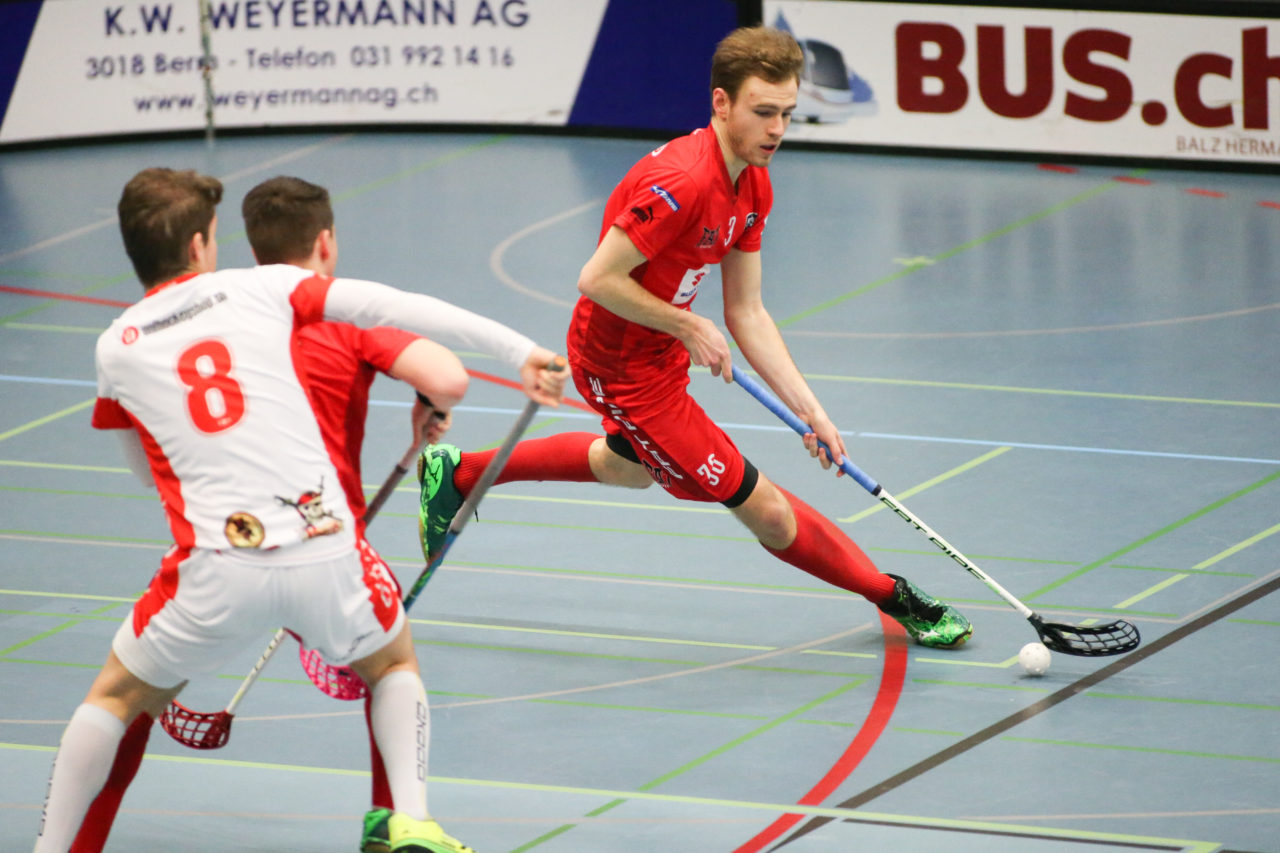 Sporthalle Weissenstein (Bern), 23.09.2016, Unihockey Herren U21 A Playoff Viertelfinal Spiel 5, Floorball Köniz - UHC Uster, Stefan Hutzli (Nr. 30, Floorball Köniz)

(Severin Binkert, unihockey-fotos.ch)

Copyright: Severin Binkert, unihockey-fotos.ch – Dieses Bild wurde durch swiss unihockey lizenziert und darf ausschliesslich auf den Online-Kanälen von swiss unihockey verwendet werden. Die redaktionelle oder kommerzielle Nutzung durch Dritte (Medien, Vereine, Unternehmen oder Privatpersonen) per Download von diesem flickr-Account ist ausgeschlossen. Das Bild kann bei Interesse via unihockey-fotos.ch kostenpflichtig lizenziert werden. unihockey-fotos.ch behält sich vor, fehlbaren Medien, Vereinen, Unternehmen oder Privatpersonen Bilder mit einem Zuschlag in Rechnung zu stellen.