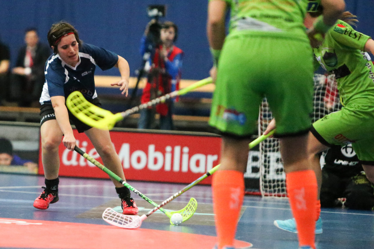Wankdorfhalle (Bern), 25.02.2017, Unihockey Damen KF Ligacup Final, UHC Oekingen - Unihockey Berner Oberland, Alice Roth (Nr. 15, UHC Oekingen)

(Severin Binkert, unihockey-fotos.ch)

Copyright: Severin Binkert, unihockey-fotos.ch – Dieses Bild wurde durch swiss unihockey lizenziert und darf ausschliesslich auf den Online-Kanälen von swiss unihockey verwendet werden. Die redaktionelle oder kommerzielle Nutzung durch Dritte (Medien, Vereine, Unternehmen oder Privatpersonen) per Download von diesem flickr-Account ist ausgeschlossen. Das Bild kann bei Interesse via unihockey-fotos.ch kostenpflichtig lizenziert werden. unihockey-fotos.ch behält sich vor, fehlbaren Medien, Vereinen, Unternehmen oder Privatpersonen Bilder mit einem Zuschlag in Rechnung zu stellen.