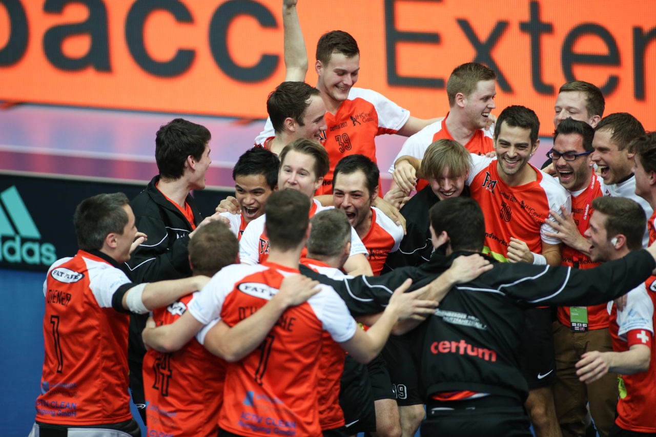 Wankdorfhalle (Bern), 25.02.2017, Unihockey Herren KF Ligacup Final, UHC Nuglar United - UHCevi Gossau

(Severin Binkert, unihockey-fotos.ch)

Copyright: Severin Binkert, unihockey-fotos.ch – Dieses Bild wurde durch swiss unihockey lizenziert und darf ausschliesslich auf den Online-Kanälen von swiss unihockey verwendet werden. Die redaktionelle oder kommerzielle Nutzung durch Dritte (Medien, Vereine, Unternehmen oder Privatpersonen) per Download von diesem flickr-Account ist ausgeschlossen. Das Bild kann bei Interesse via unihockey-fotos.ch kostenpflichtig lizenziert werden. unihockey-fotos.ch behält sich vor, fehlbaren Medien, Vereinen, Unternehmen oder Privatpersonen Bilder mit einem Zuschlag in Rechnung zu stellen.