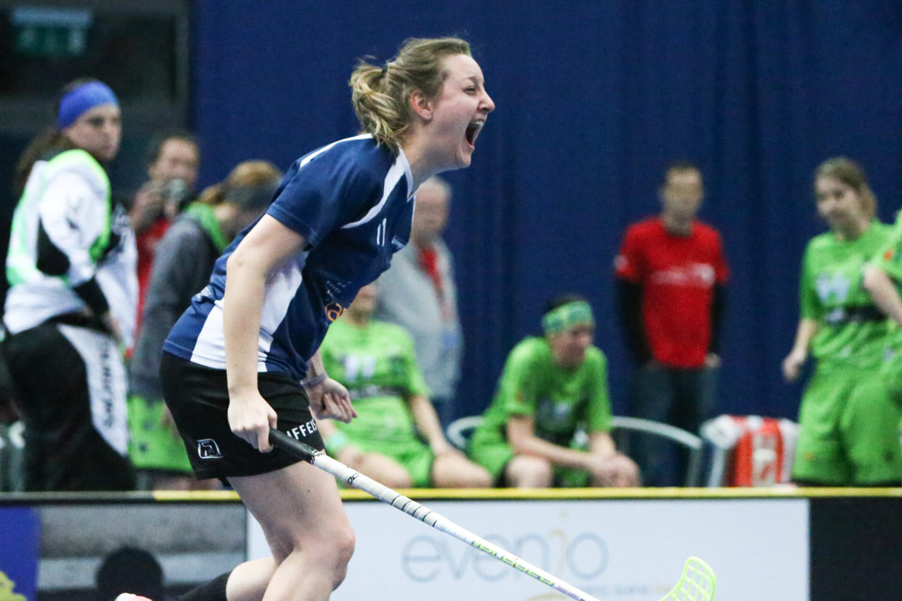 Wankdorfhalle (Bern), 25.02.2017, Unihockey Damen KF Ligacup Final, UHC Oekingen - Unihockey Berner Oberland, Corinne Krähenbühl (Nr. 11, UHC Oekingen)

(Severin Binkert, unihockey-fotos.ch)

Copyright: Severin Binkert, unihockey-fotos.ch – Dieses Bild wurde durch swiss unihockey lizenziert und darf ausschliesslich auf den Online-Kanälen von swiss unihockey verwendet werden. Die redaktionelle oder kommerzielle Nutzung durch Dritte (Medien, Vereine, Unternehmen oder Privatpersonen) per Download von diesem flickr-Account ist ausgeschlossen. Das Bild kann bei Interesse via unihockey-fotos.ch kostenpflichtig lizenziert werden. unihockey-fotos.ch behält sich vor, fehlbaren Medien, Vereinen, Unternehmen oder Privatpersonen Bilder mit einem Zuschlag in Rechnung zu stellen.