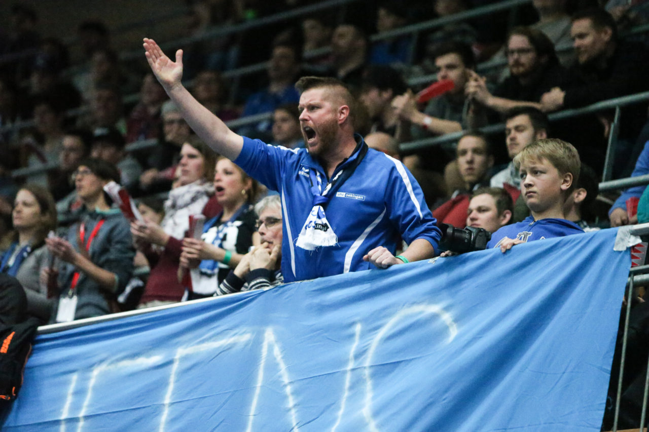 Wankdorfhalle (Bern), 25.02.2017, Unihockey Damen KF Ligacup Final, UHC Oekingen - Unihockey Berner Oberland

(Severin Binkert, unihockey-fotos.ch)

Copyright: Severin Binkert, unihockey-fotos.ch – Dieses Bild wurde durch swiss unihockey lizenziert und darf ausschliesslich auf den Online-Kanälen von swiss unihockey verwendet werden. Die redaktionelle oder kommerzielle Nutzung durch Dritte (Medien, Vereine, Unternehmen oder Privatpersonen) per Download von diesem flickr-Account ist ausgeschlossen. Das Bild kann bei Interesse via unihockey-fotos.ch kostenpflichtig lizenziert werden. unihockey-fotos.ch behält sich vor, fehlbaren Medien, Vereinen, Unternehmen oder Privatpersonen Bilder mit einem Zuschlag in Rechnung zu stellen.